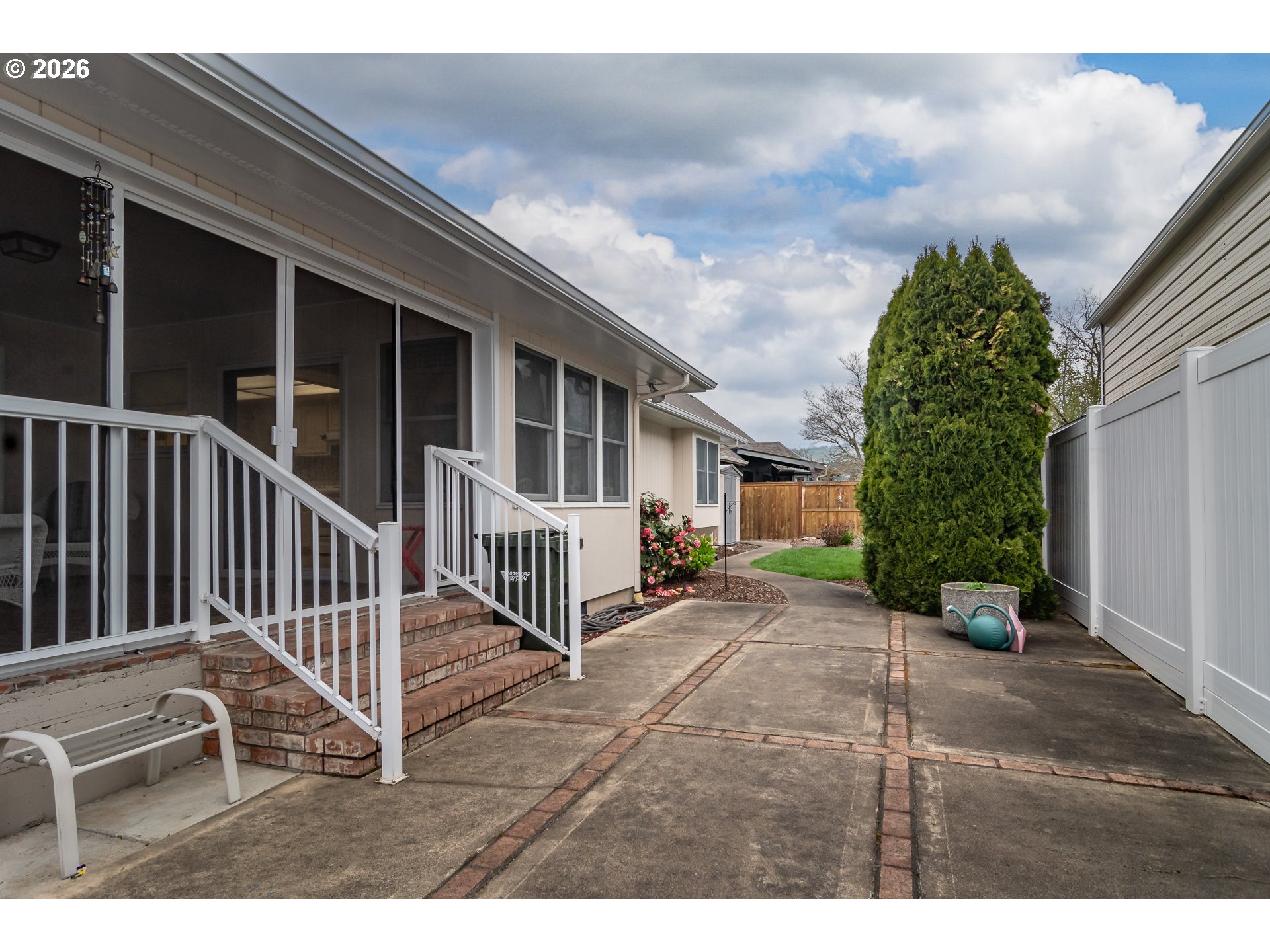 1213 NW RIVERFRONT DR
