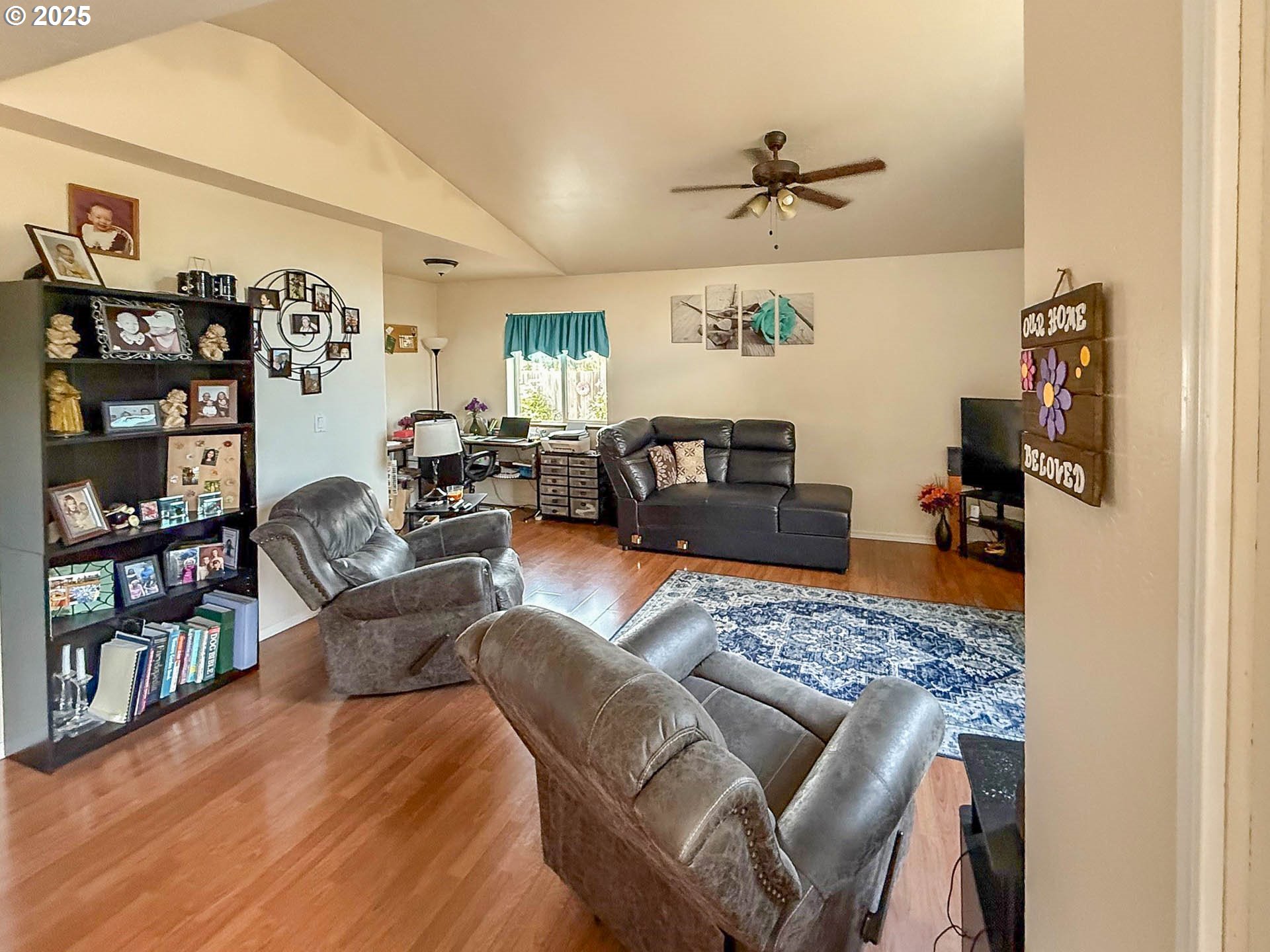 142 NE STEVENSON CT