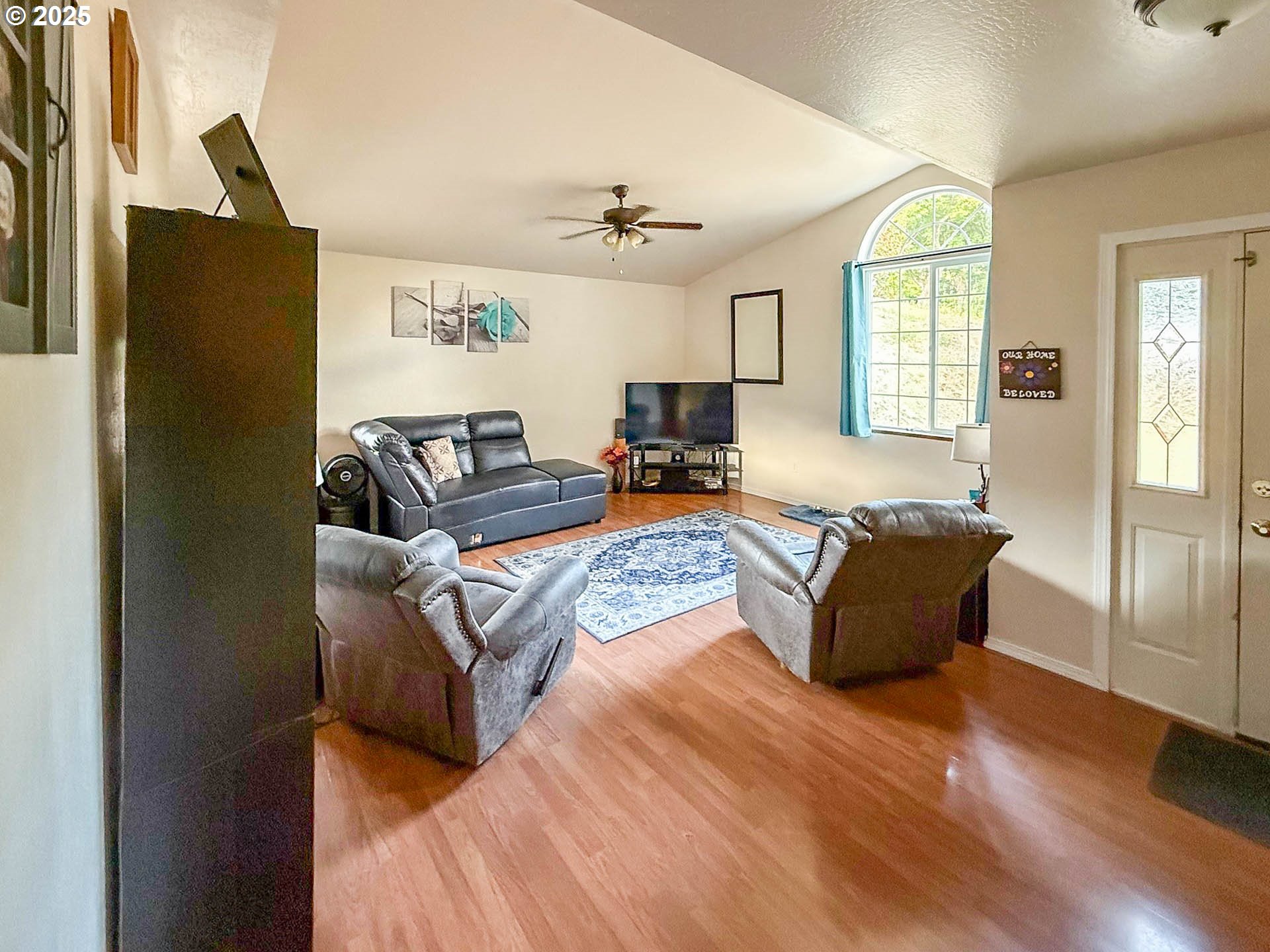 142 NE STEVENSON CT
