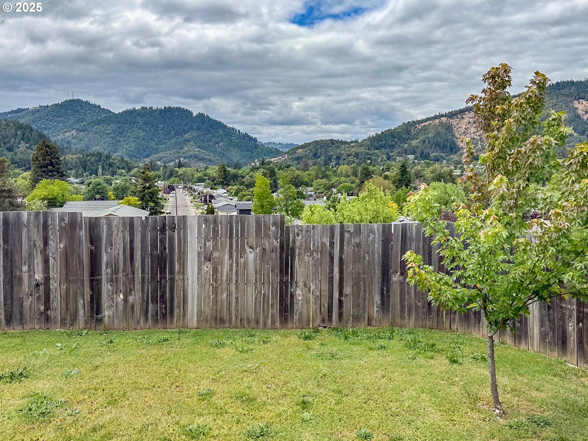 142 NE STEVENSON CT
