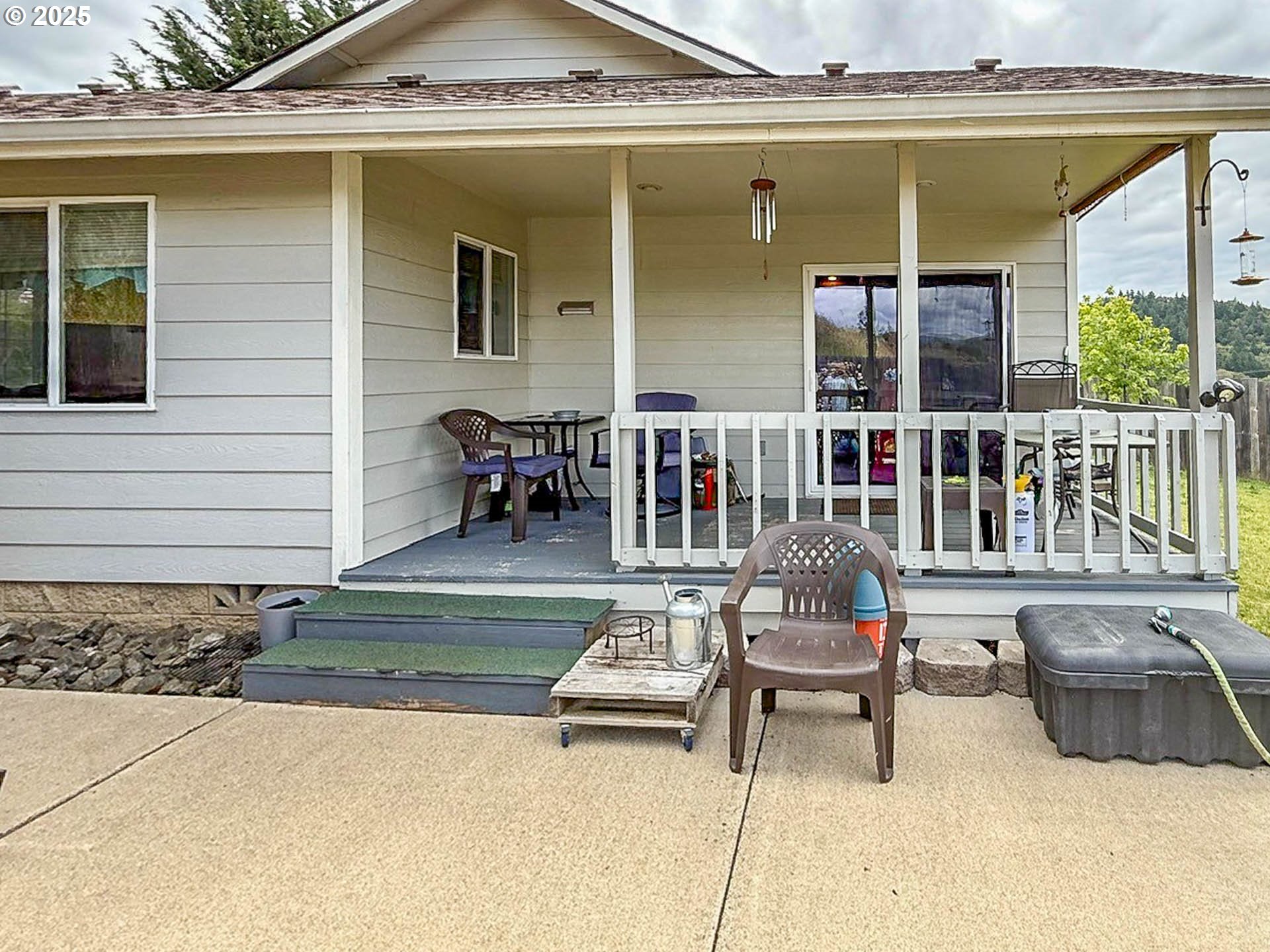 142 NE STEVENSON CT