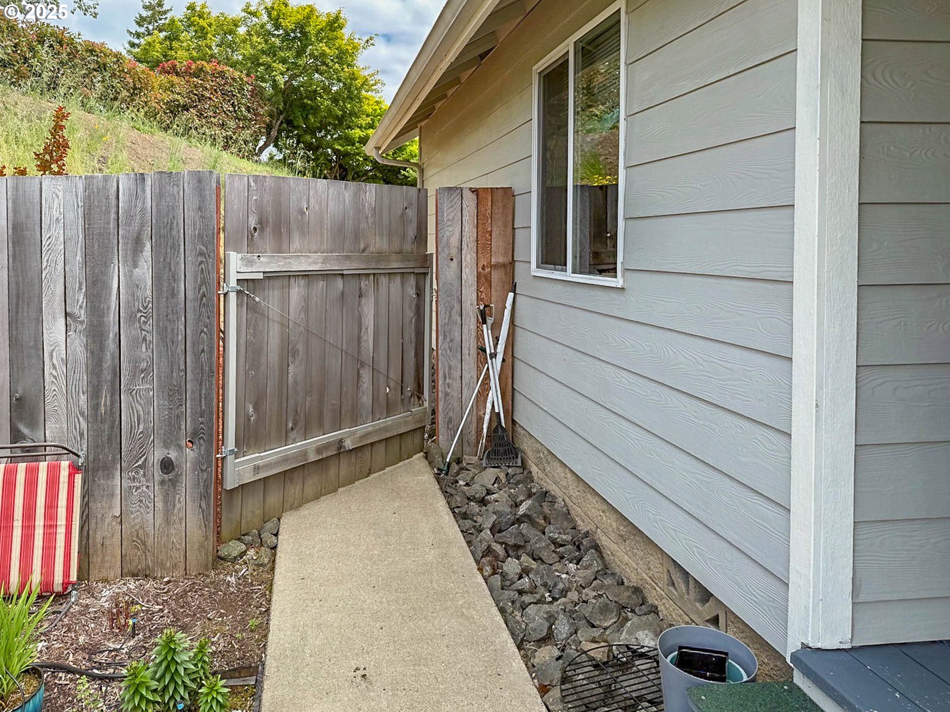 142 NE STEVENSON CT