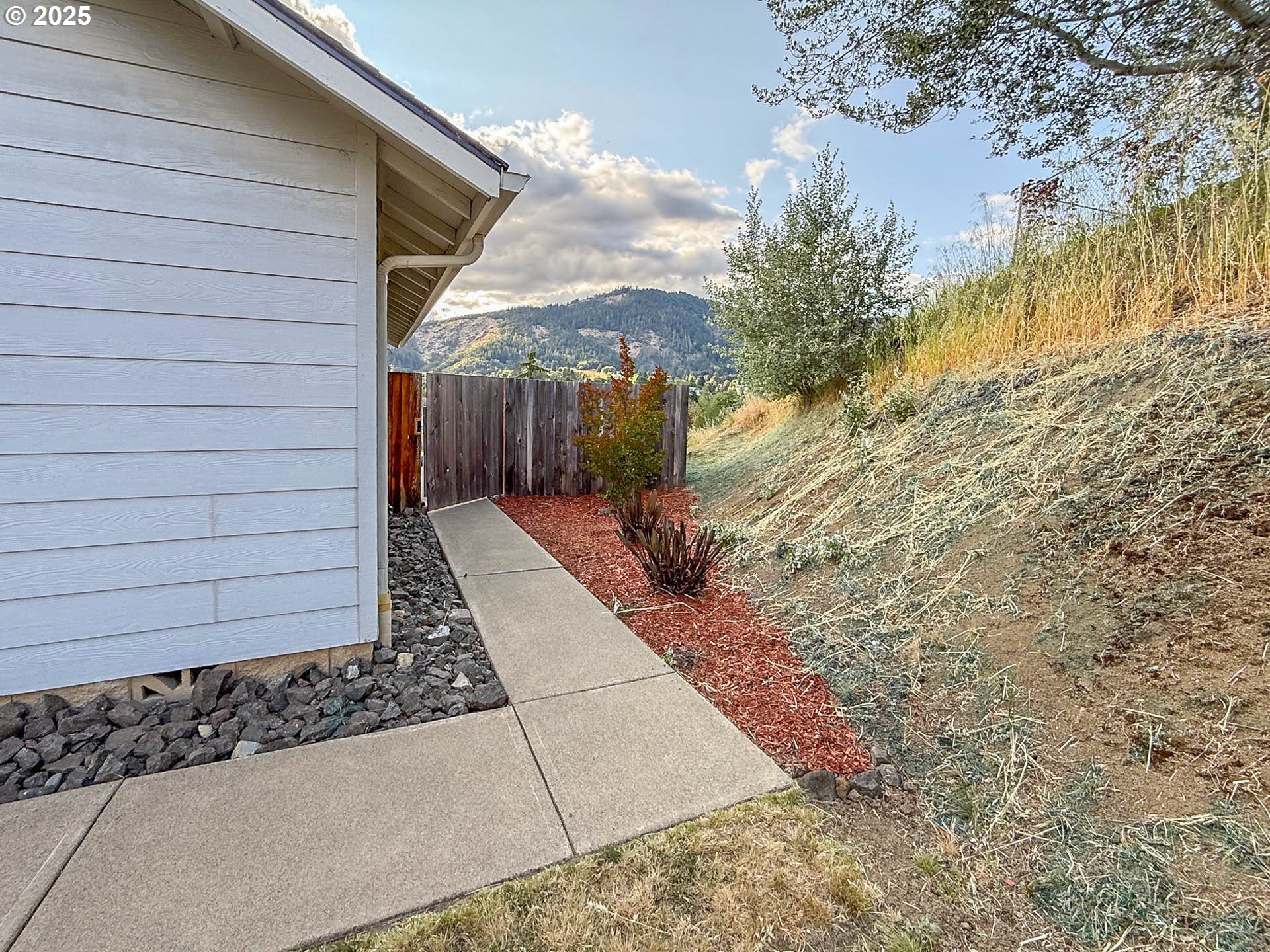 142 NE STEVENSON CT
