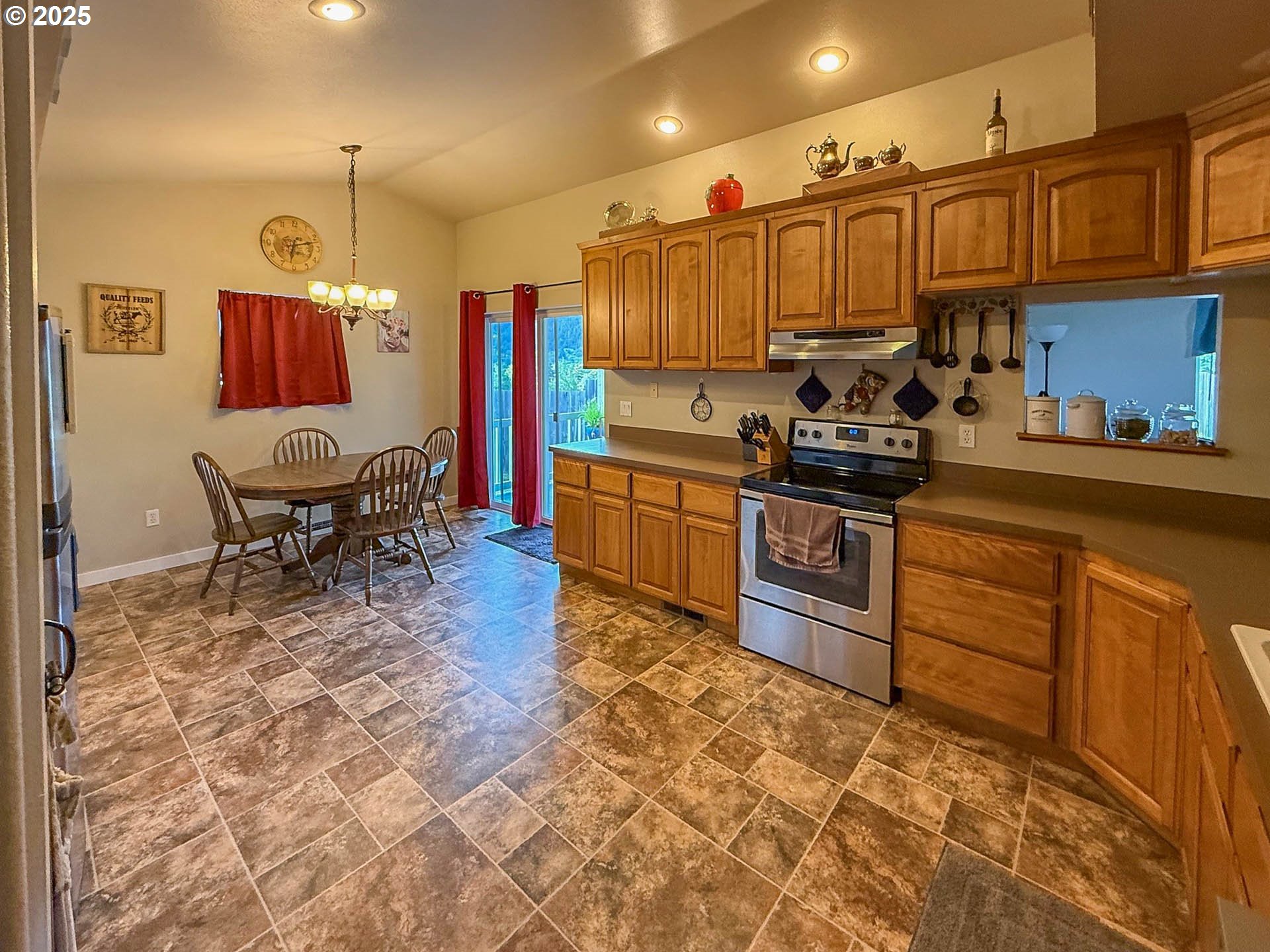 142 NE STEVENSON CT