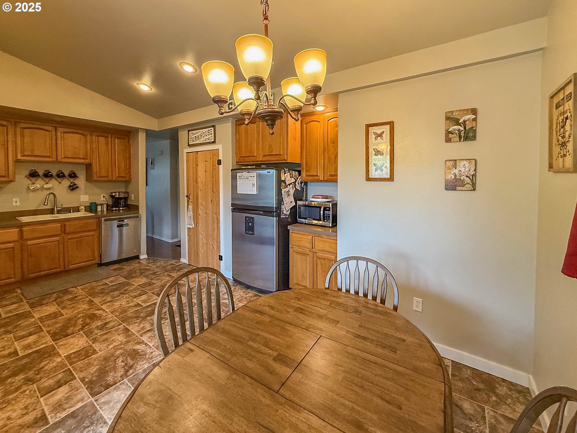 142 NE STEVENSON CT