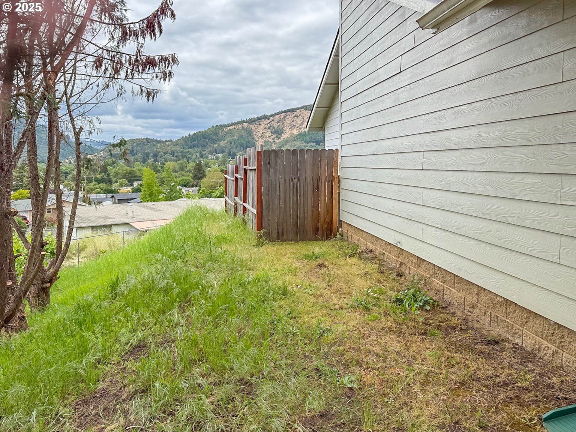 142 NE STEVENSON CT