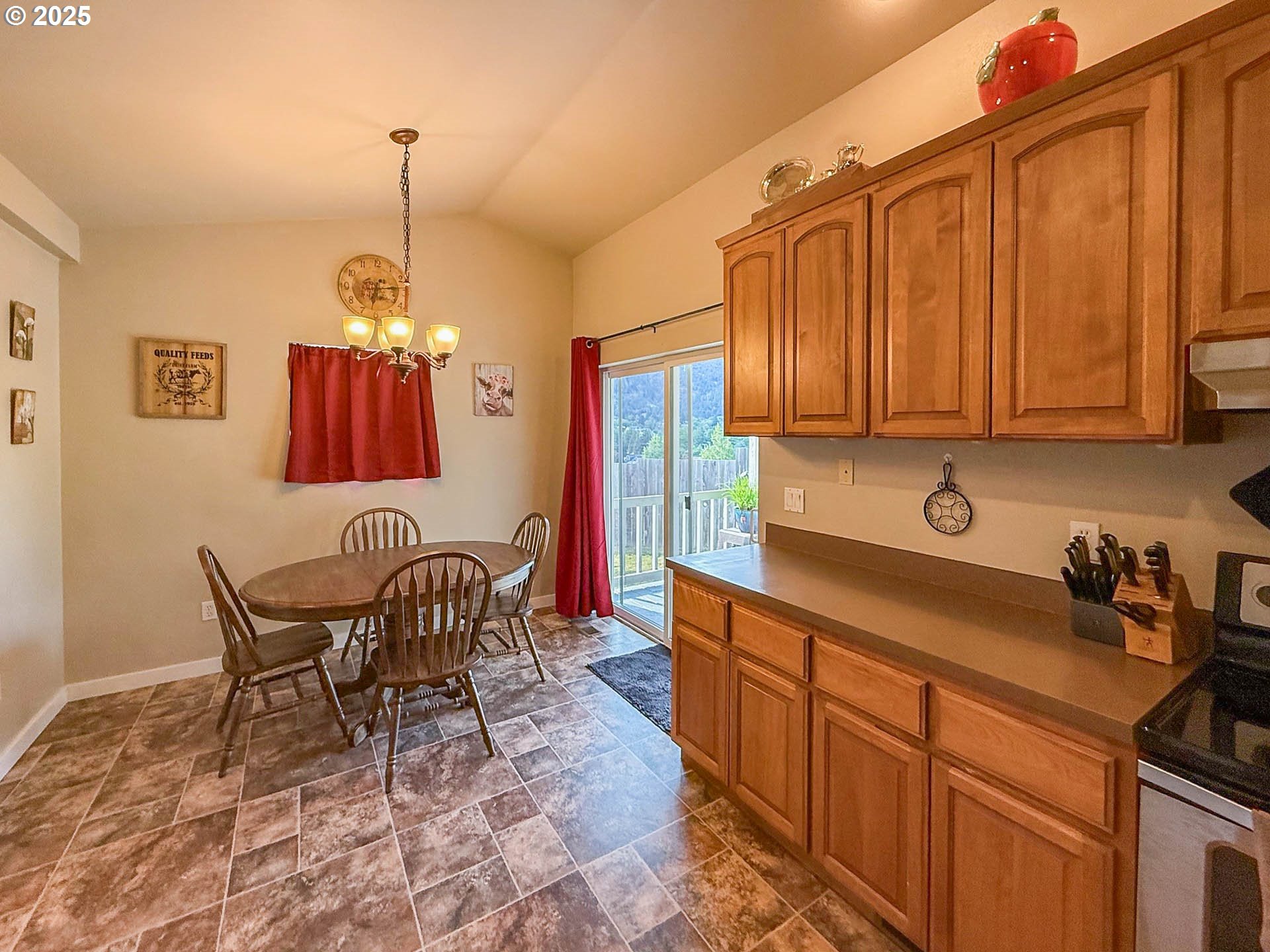 142 NE STEVENSON CT