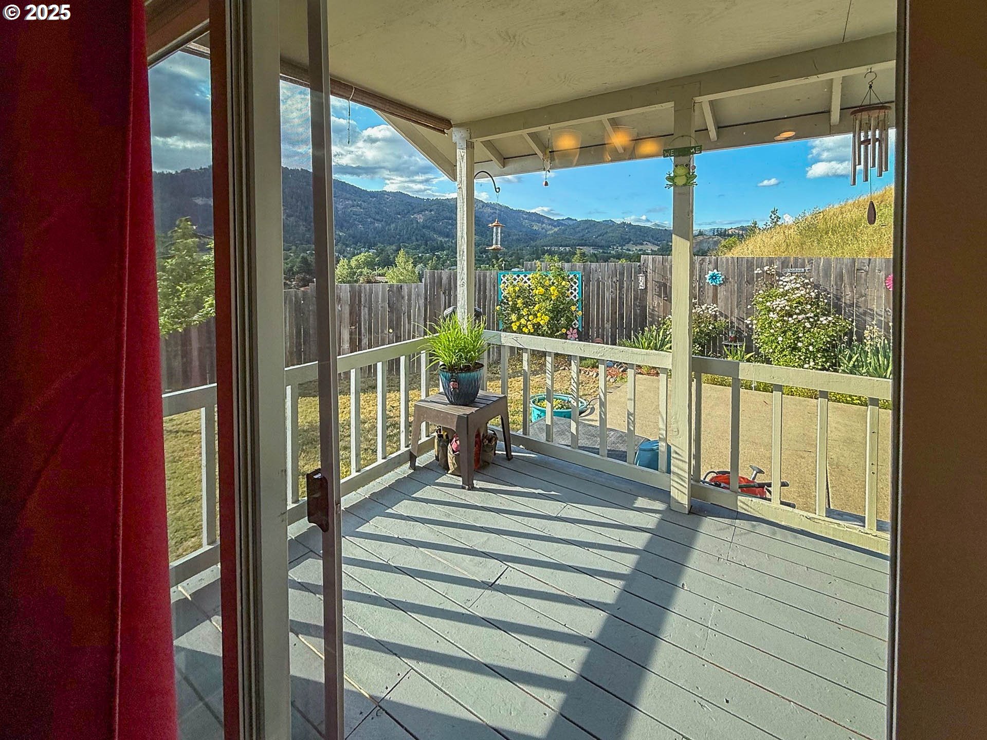 142 NE STEVENSON CT