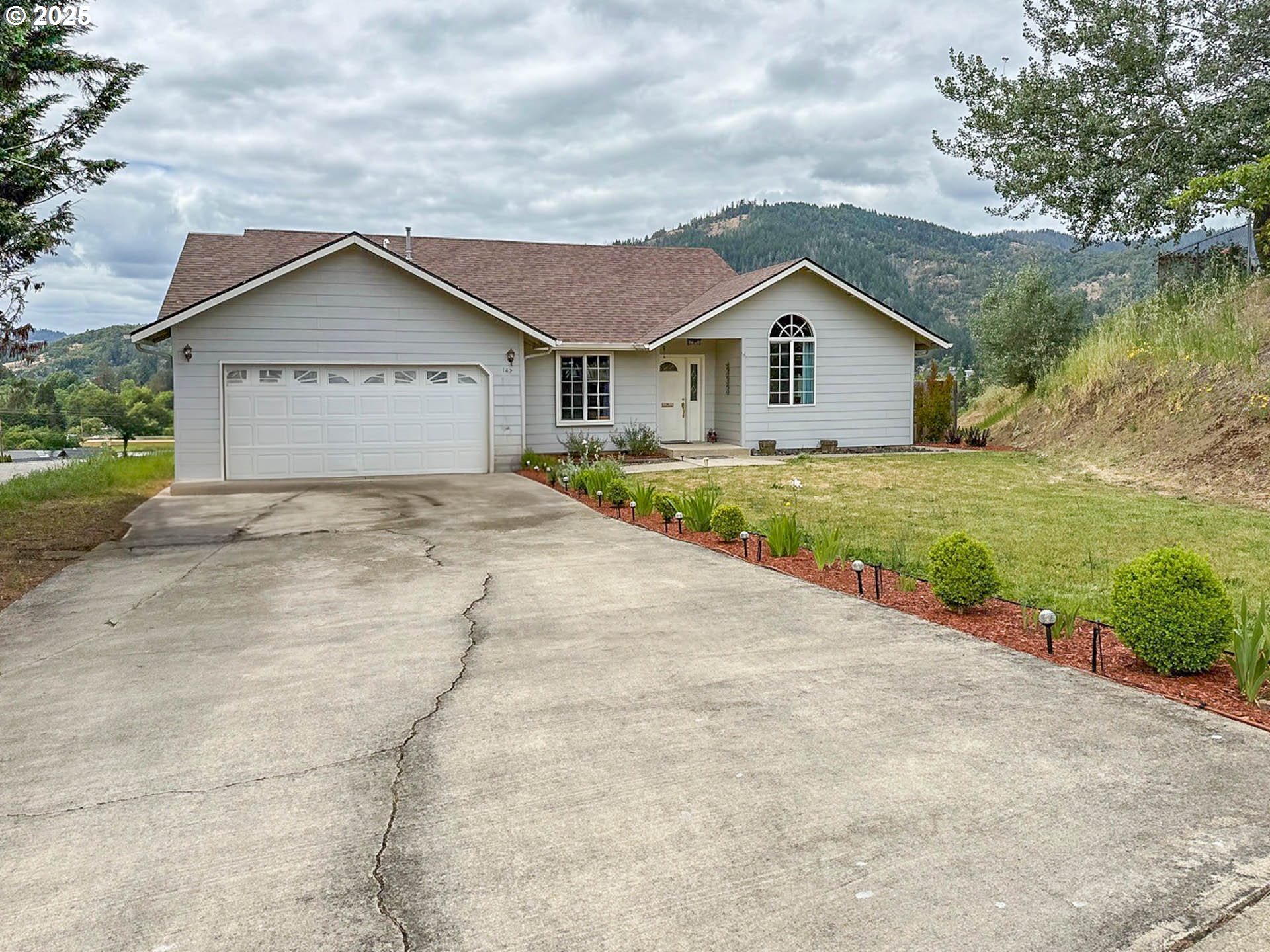 142 NE STEVENSON CT