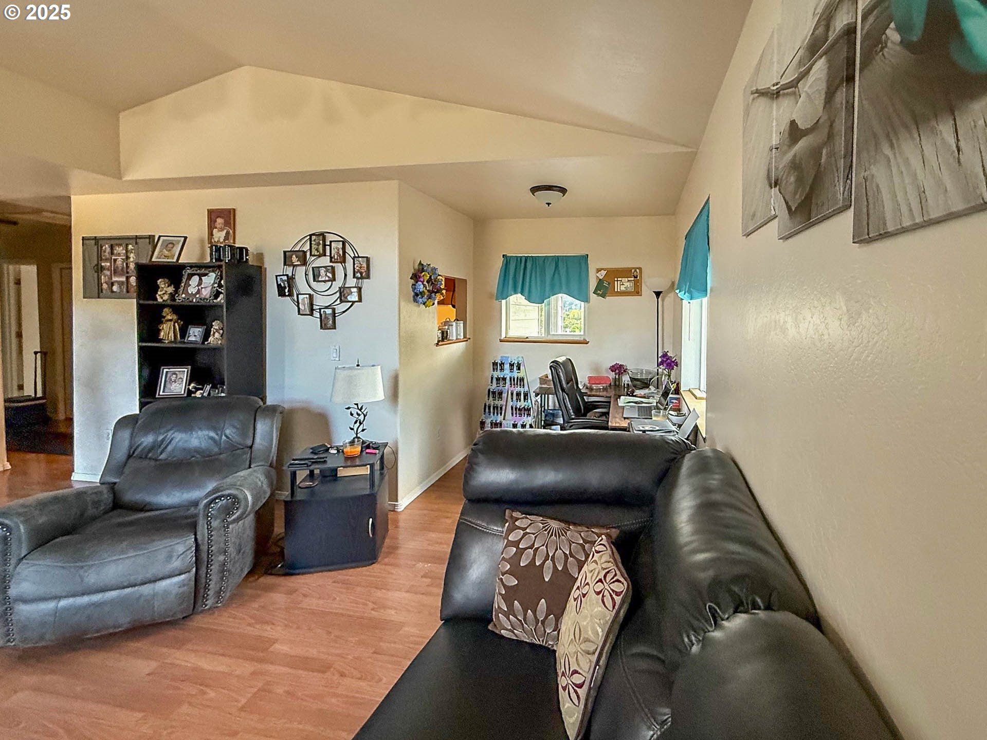 142 NE STEVENSON CT