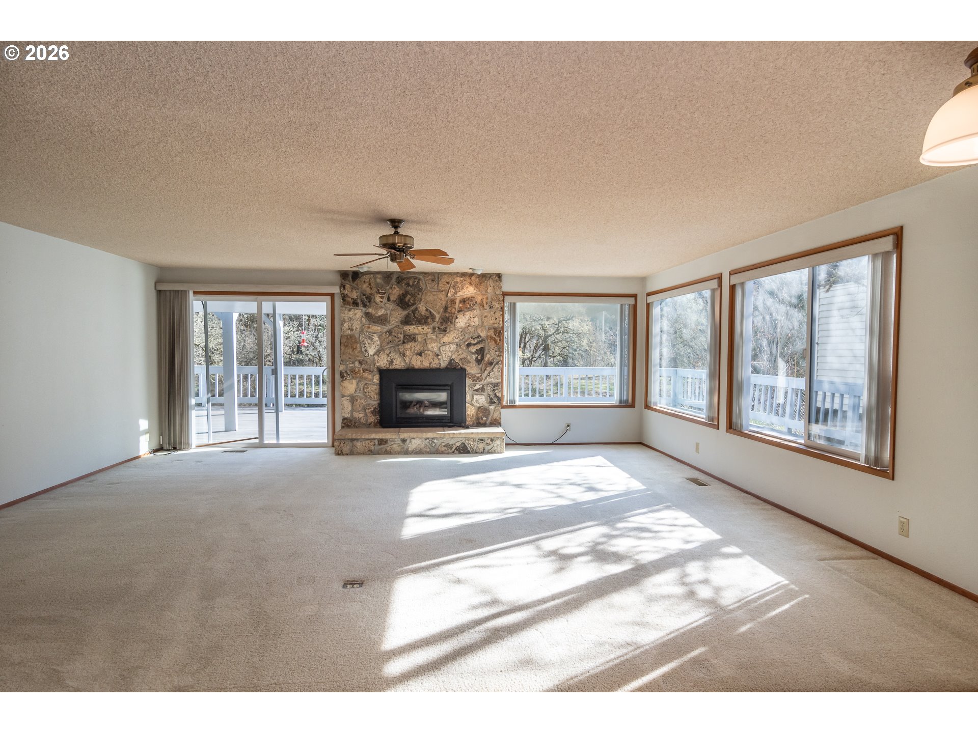 82 N RIVER DR