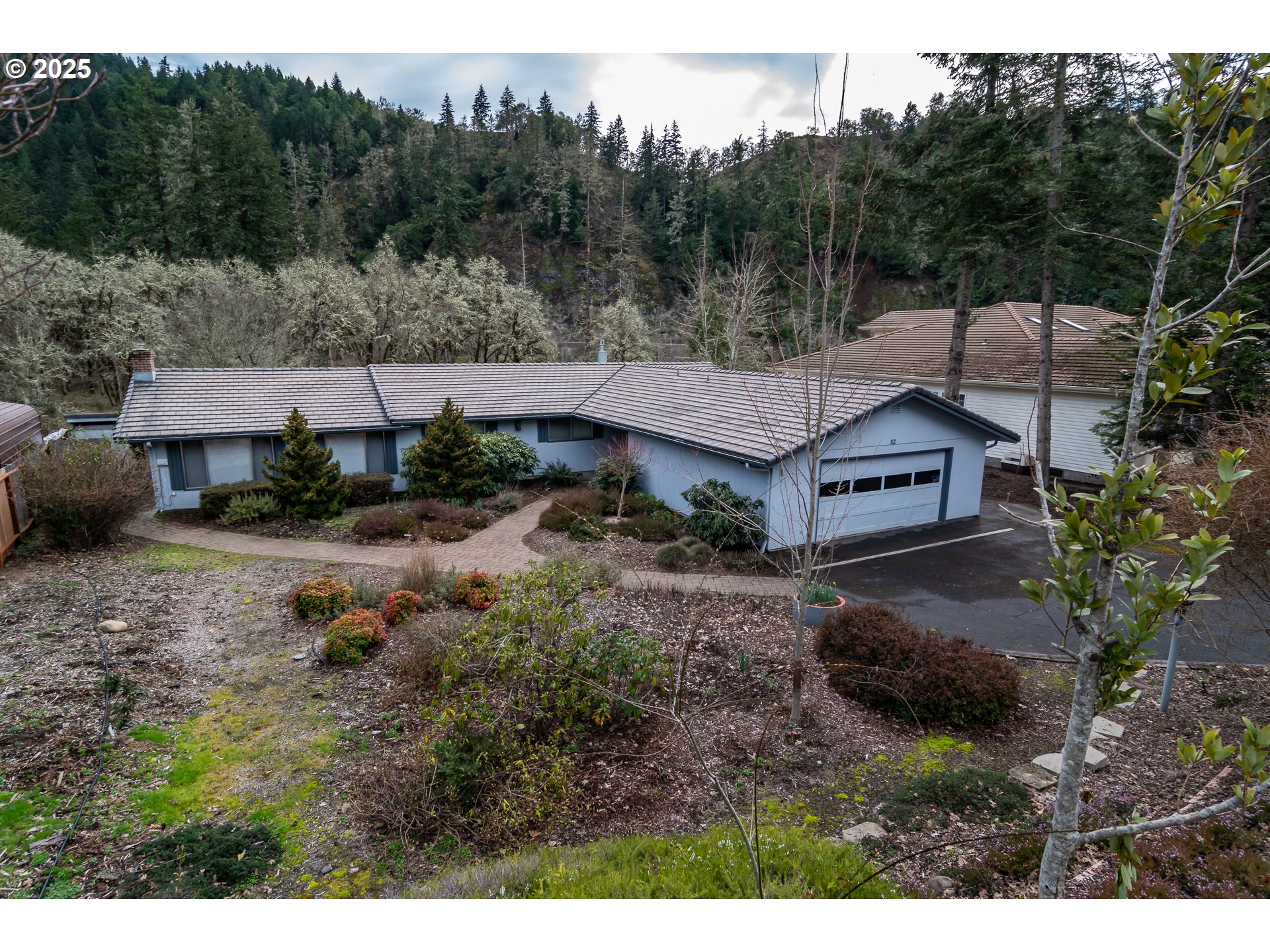 82 N RIVER DR