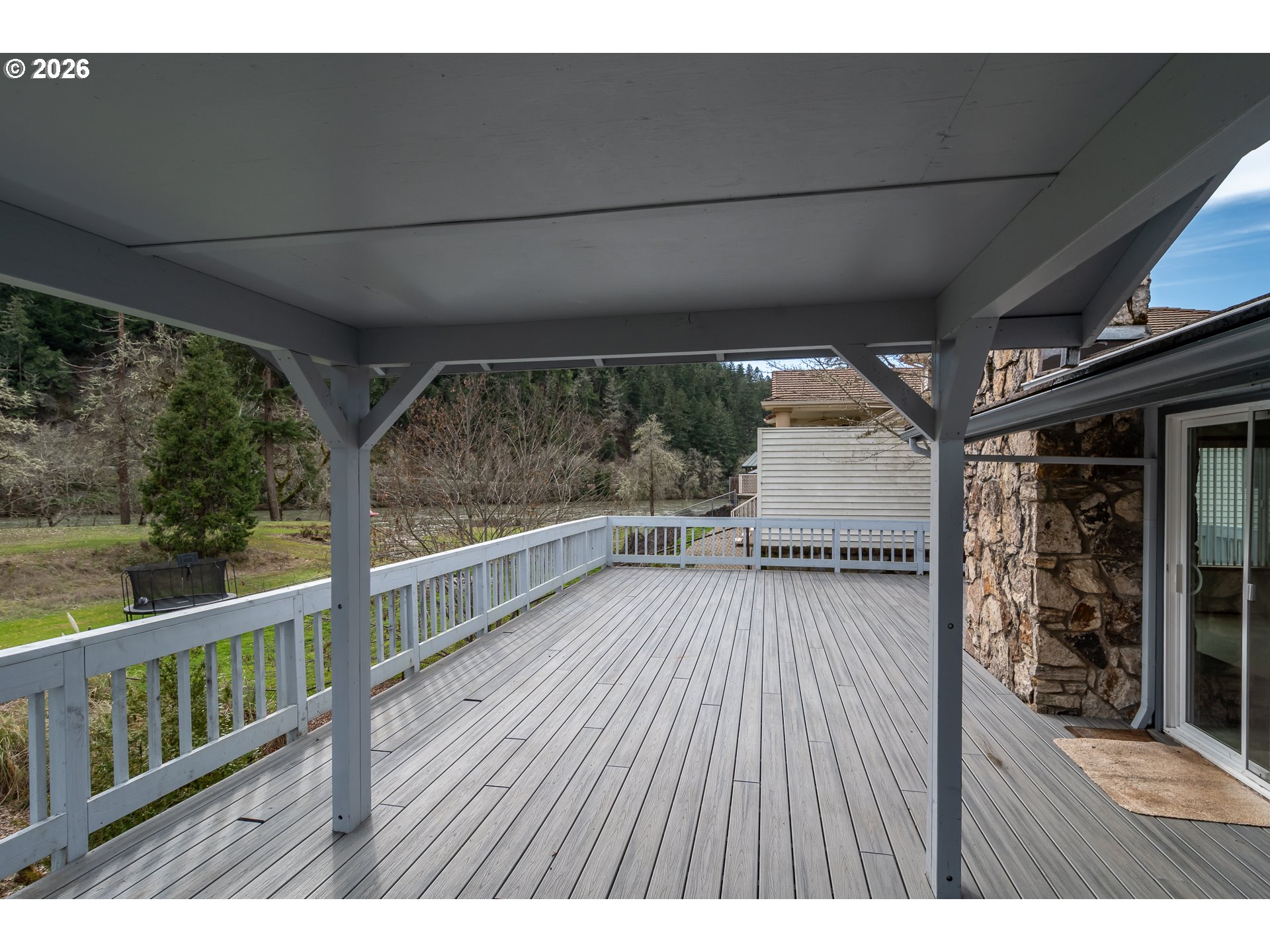 82 N RIVER DR