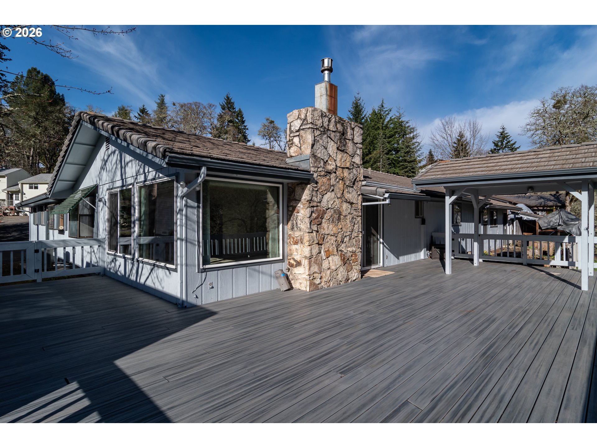 82 N RIVER DR