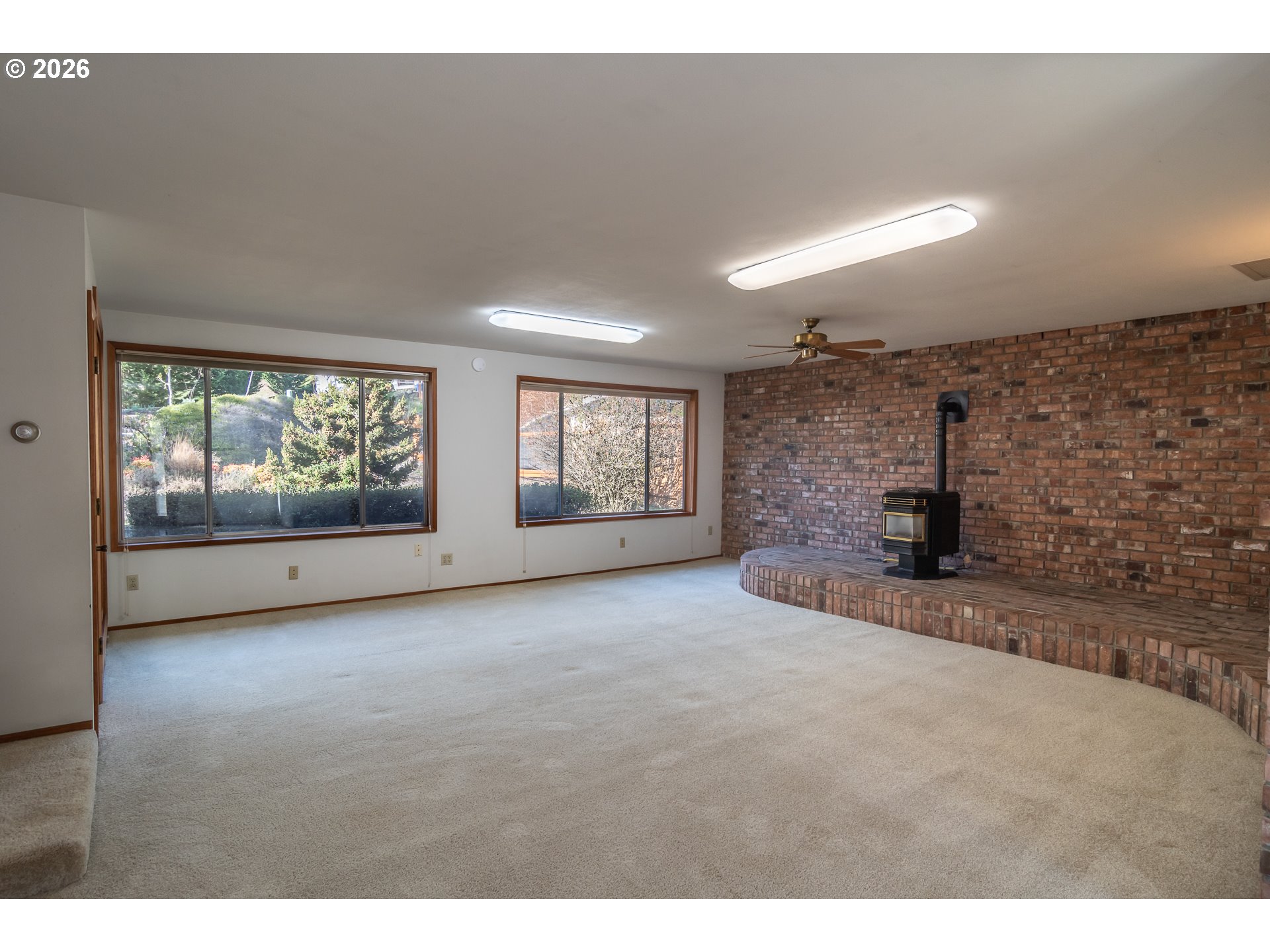 82 N RIVER DR