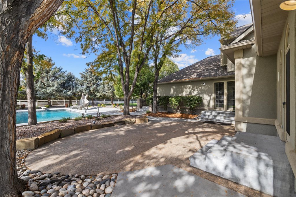 1200 Bluegrass Dr W