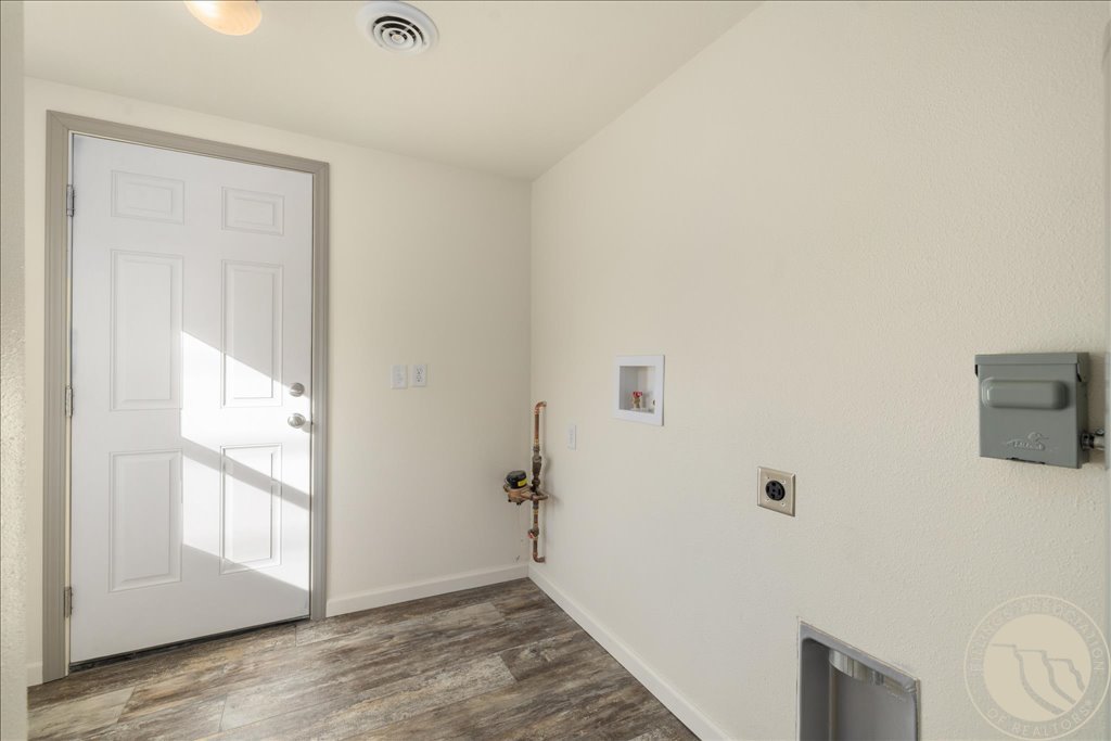 1420 7th Street W