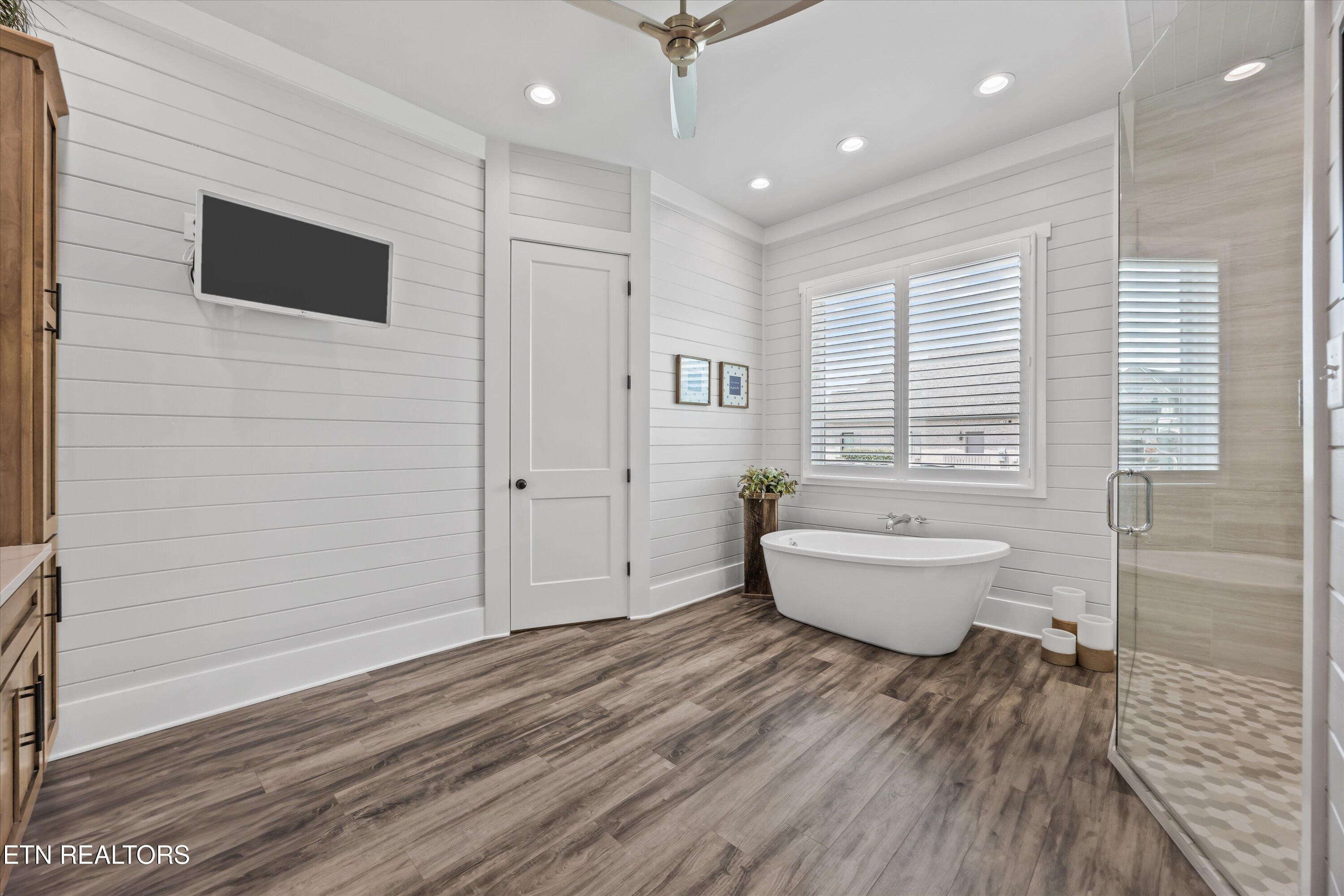 3738 Edgewater Way