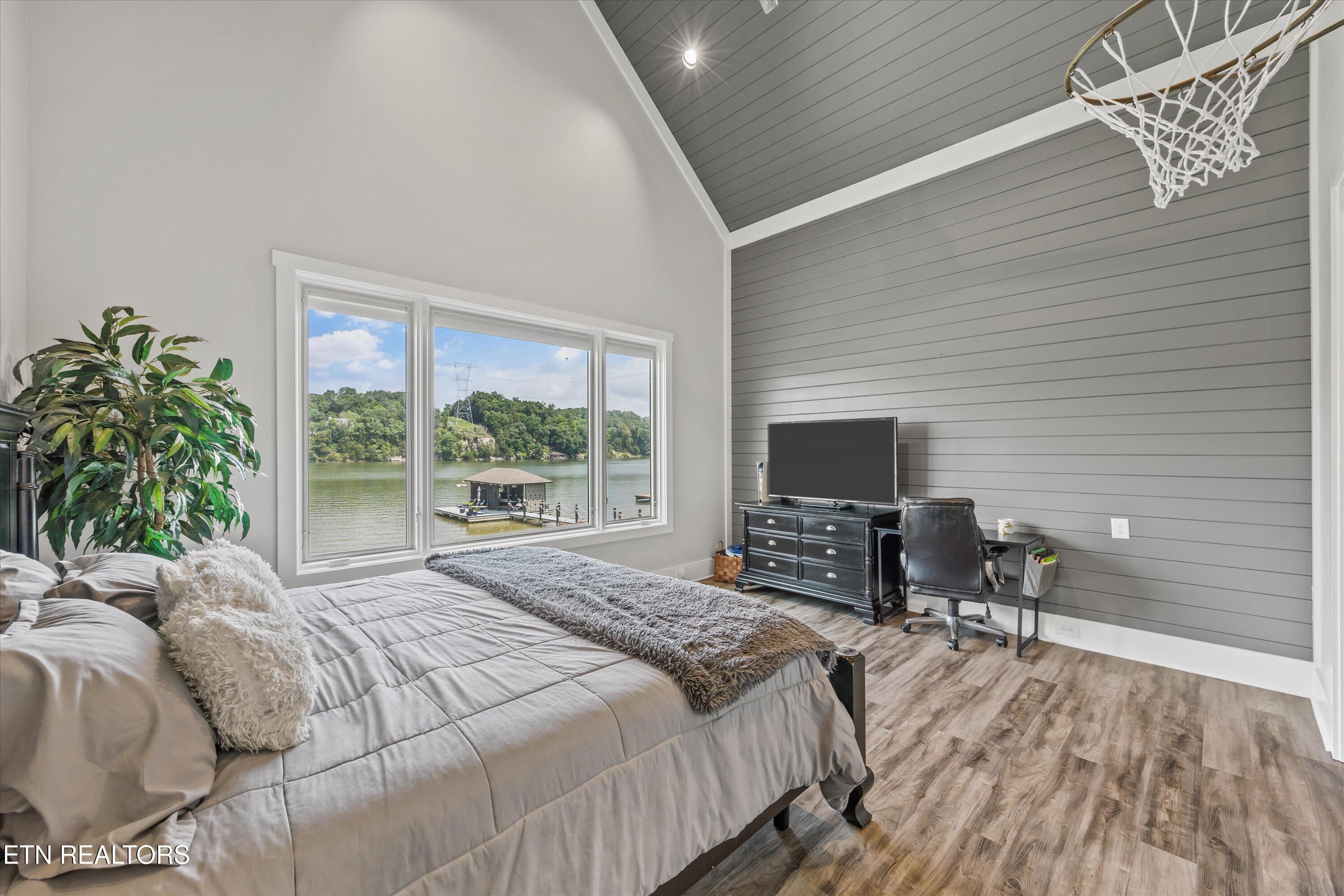 3738 Edgewater Way