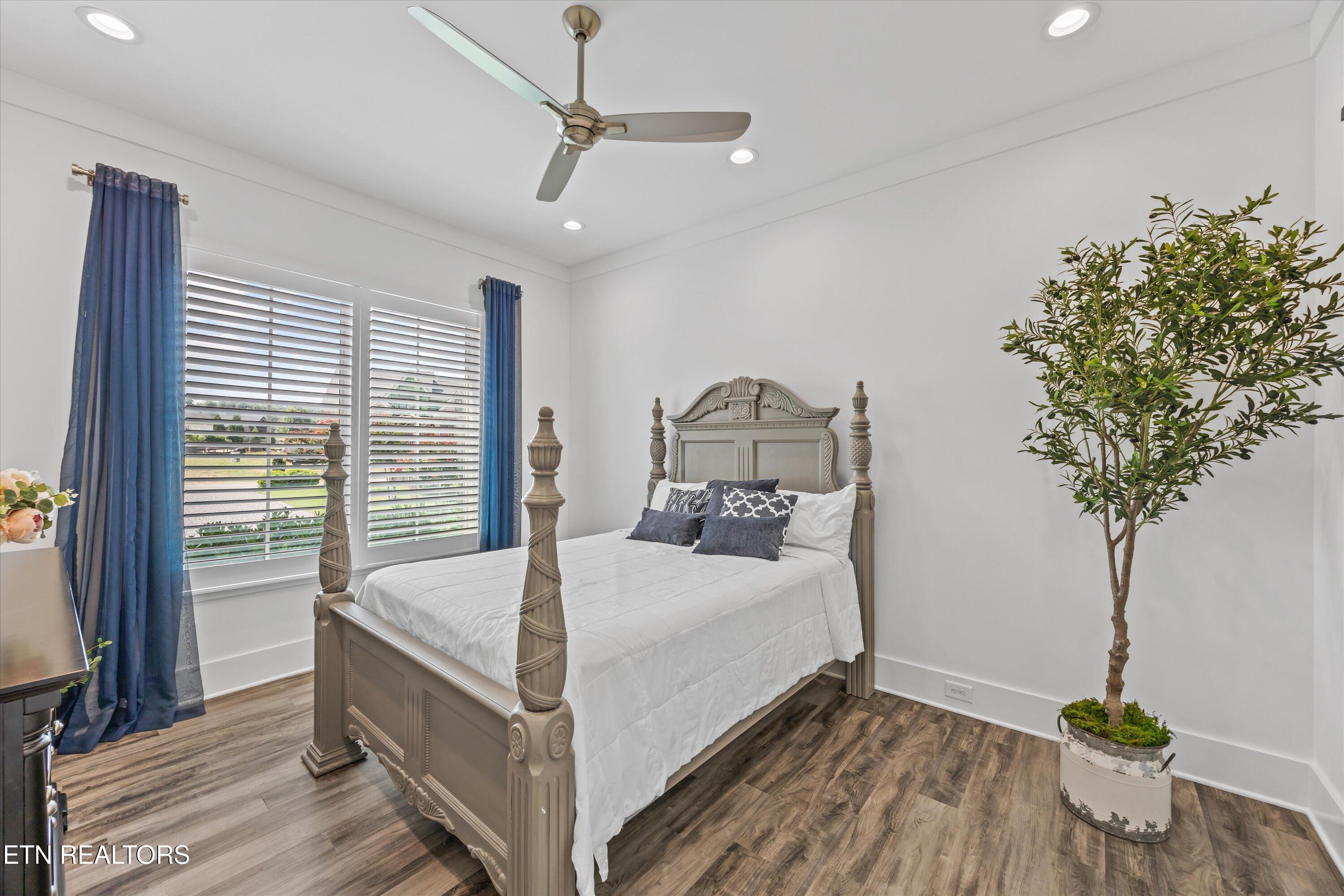 3738 Edgewater Way