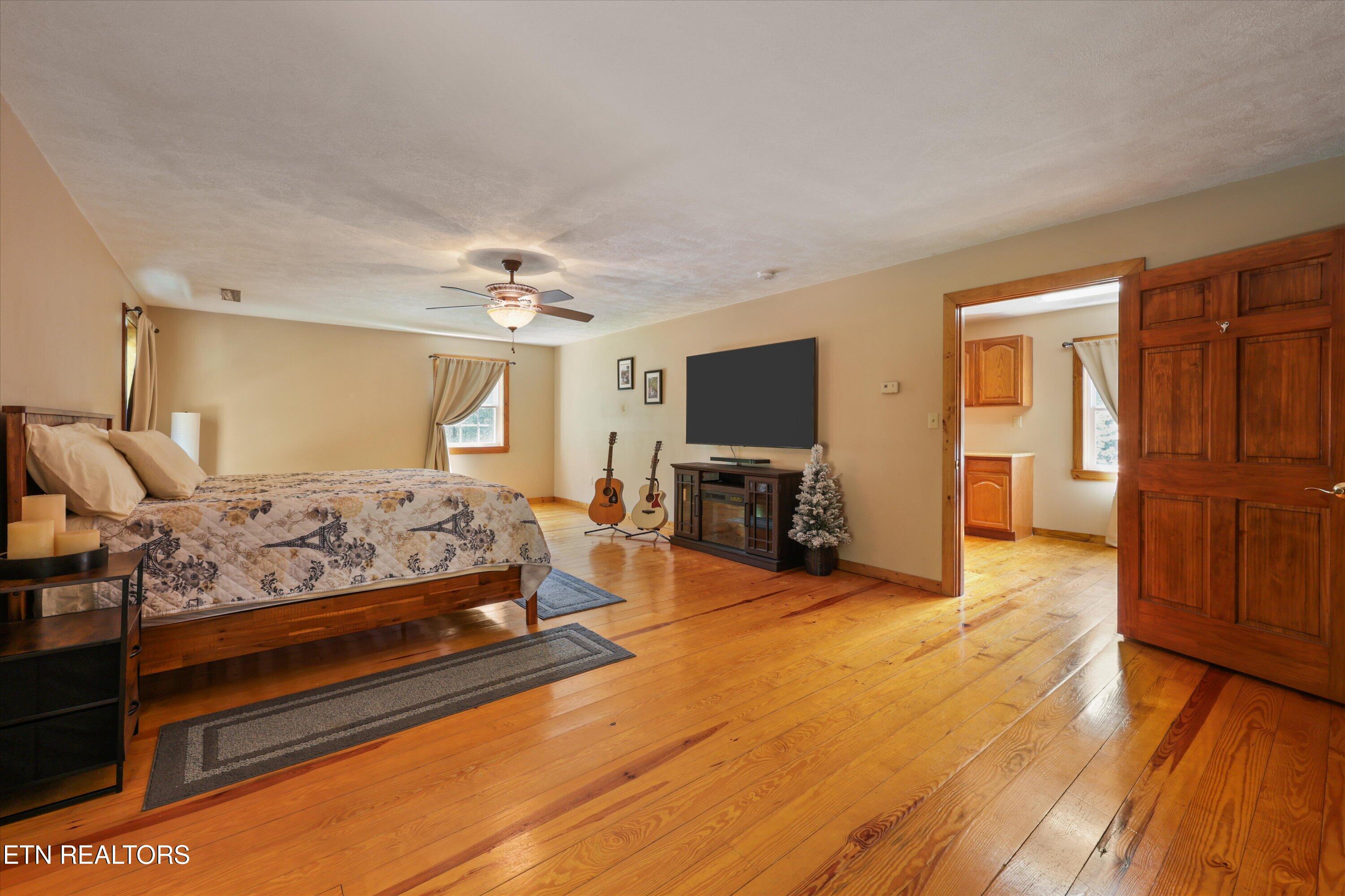 2516 Edgewater Lane