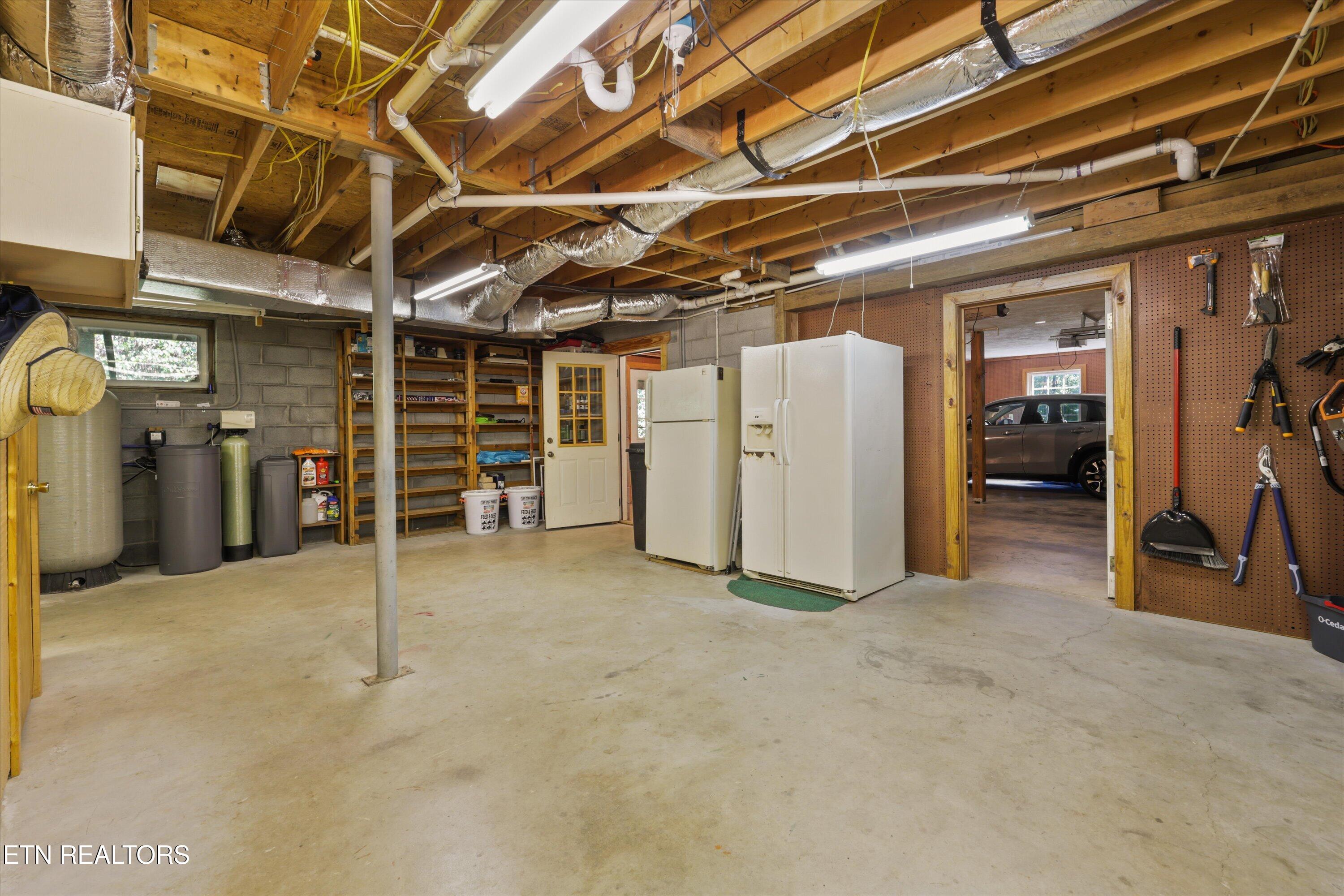 2516 Edgewater Lane