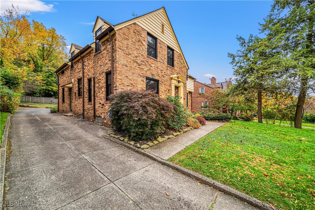 2710 Edgehill Road