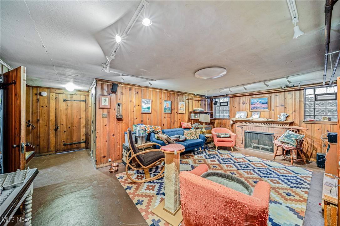 2710 Edgehill Road