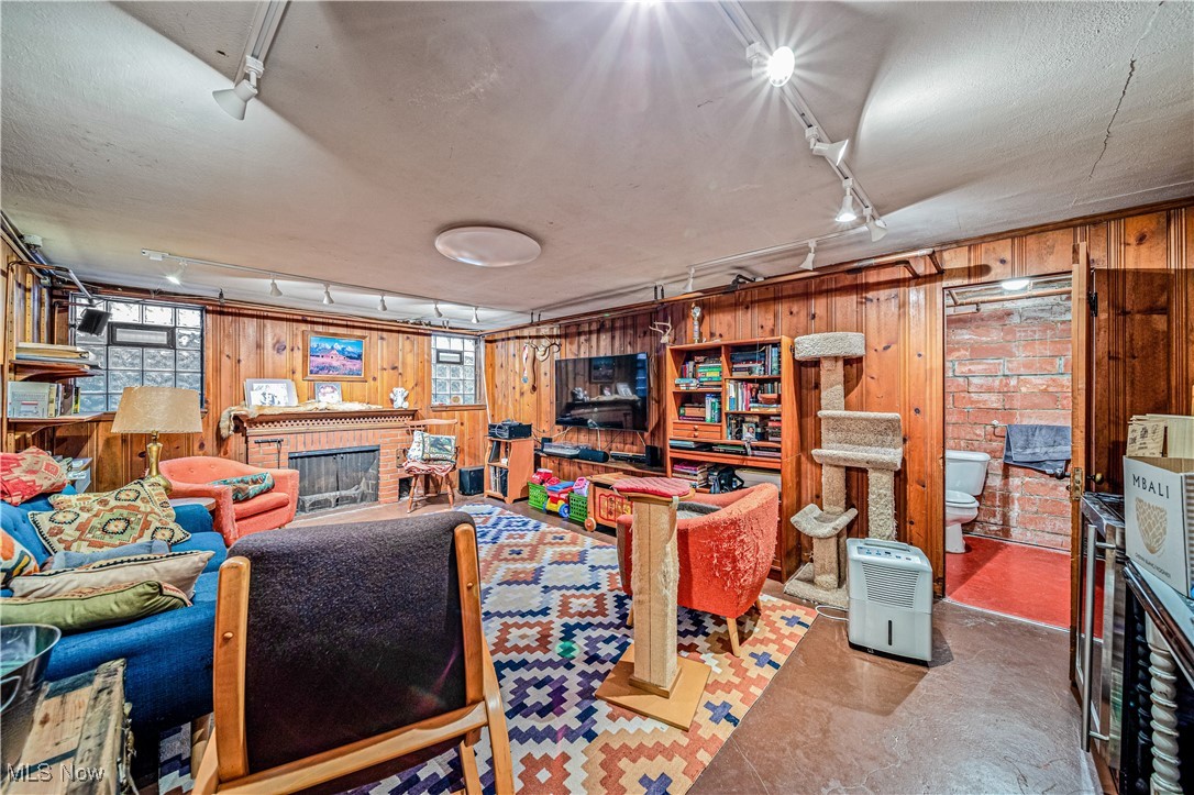 2710 Edgehill Road