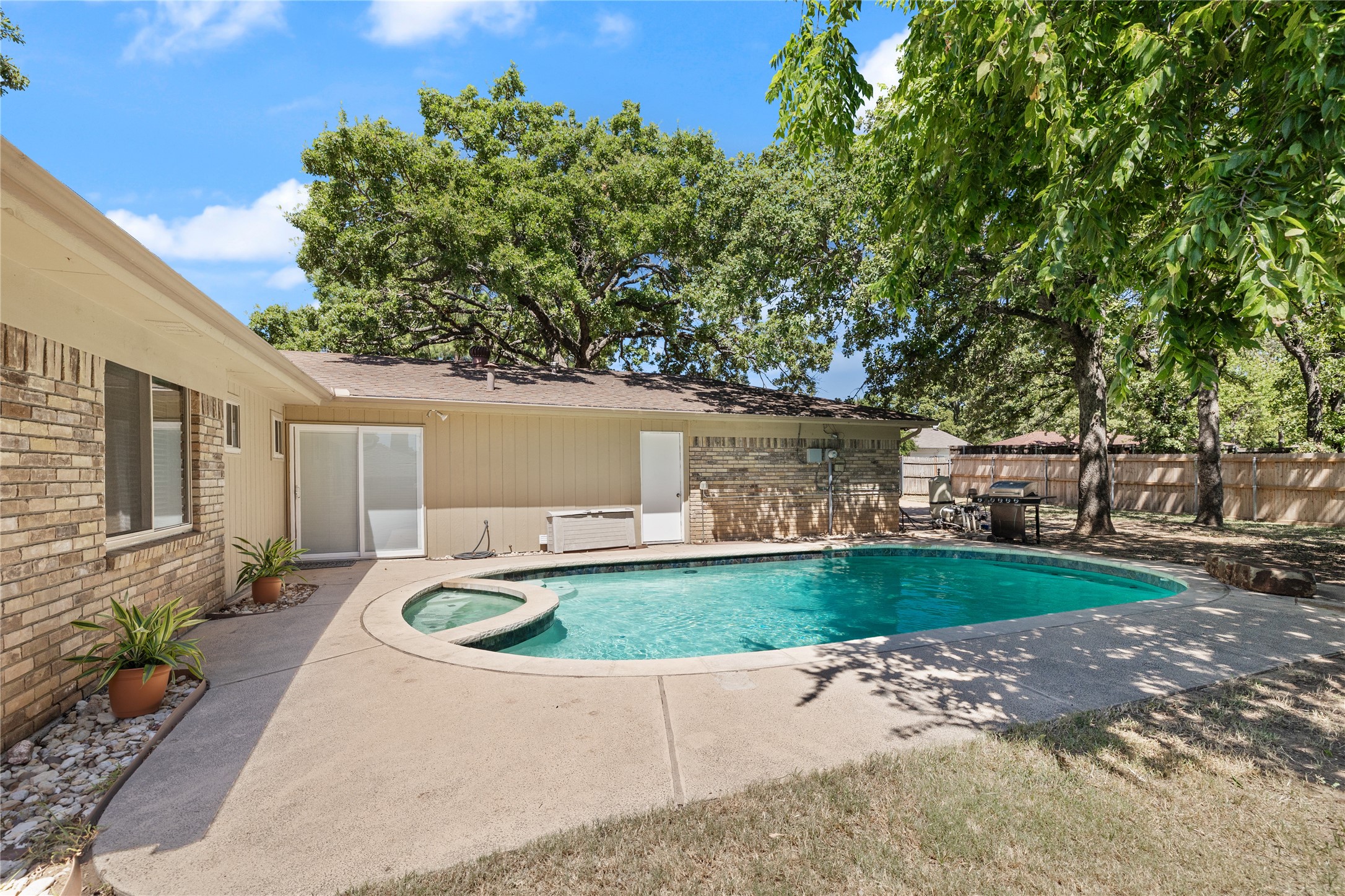 5507 Pineridge Drive