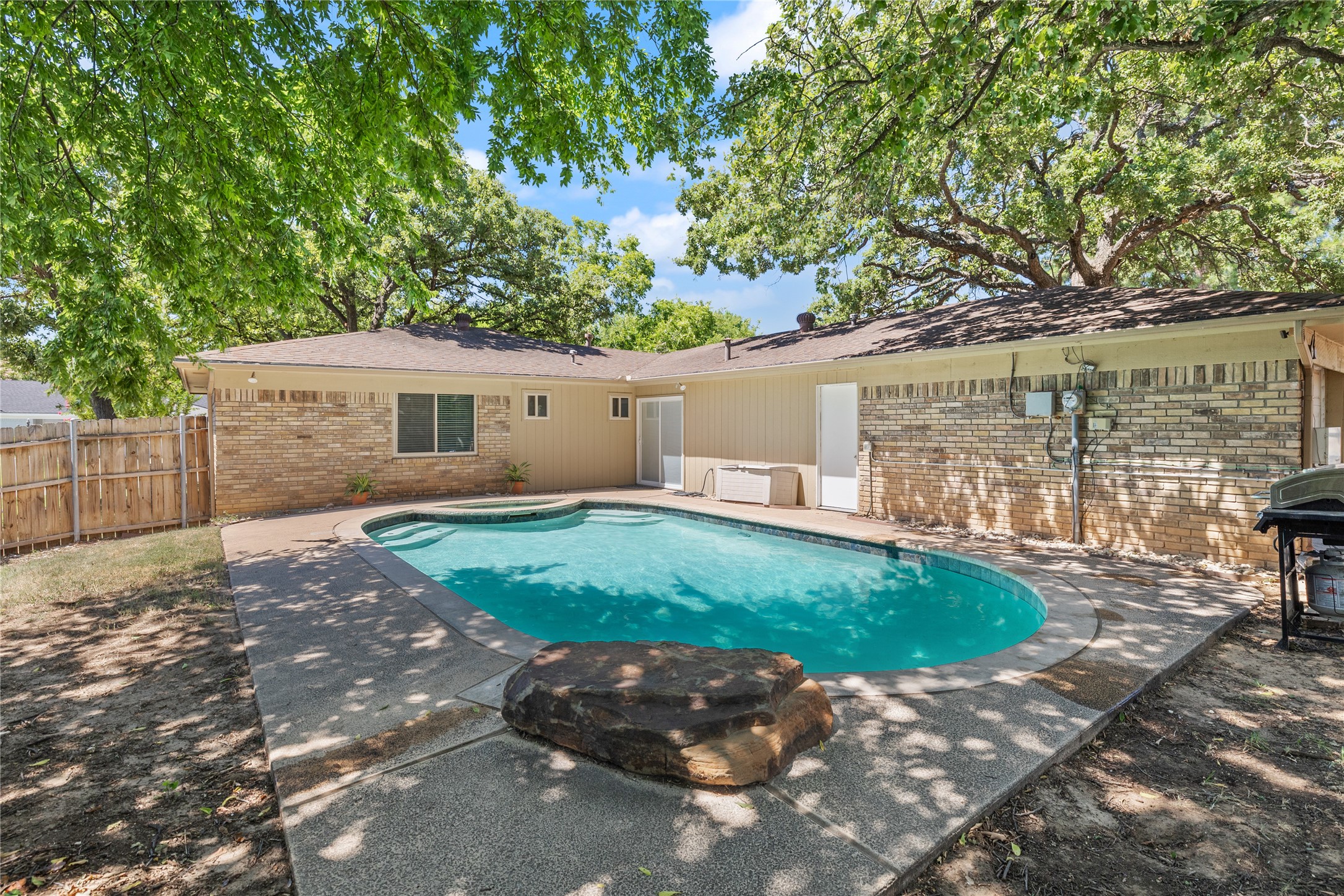 5507 Pineridge Drive