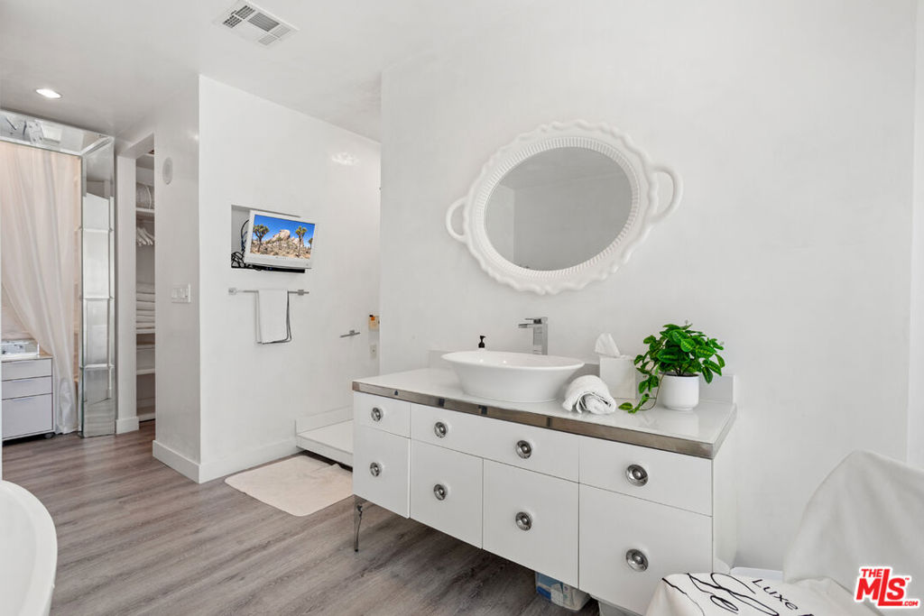 10727 Wilshire Boulevard 301