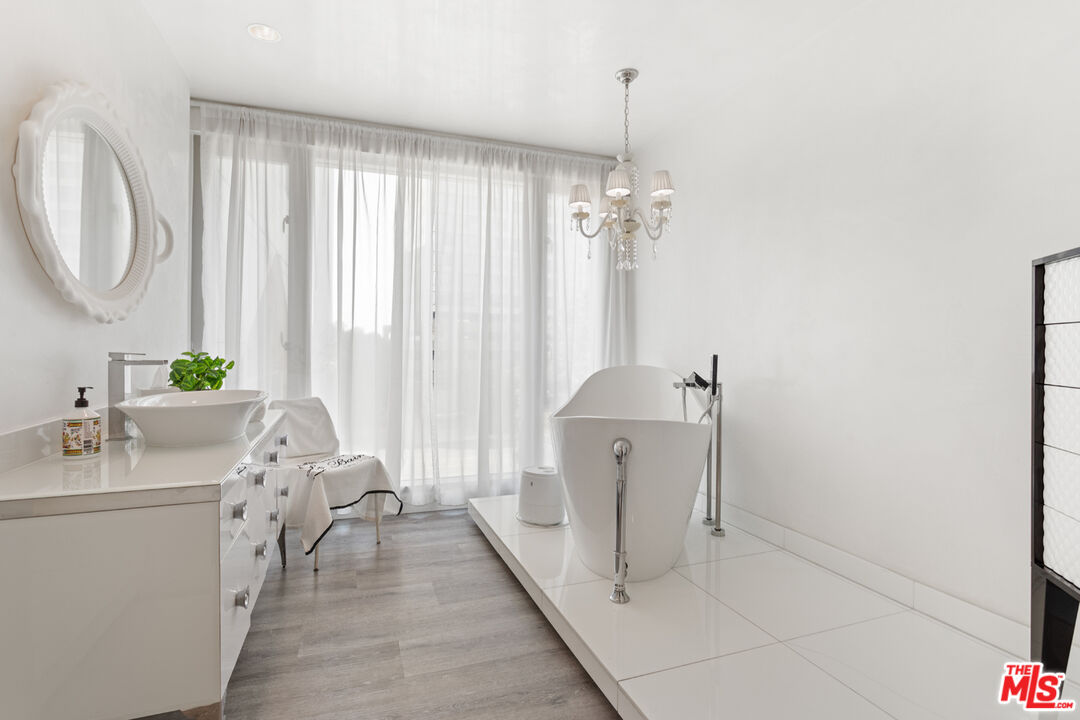 10727 Wilshire Blvd Unit: 301