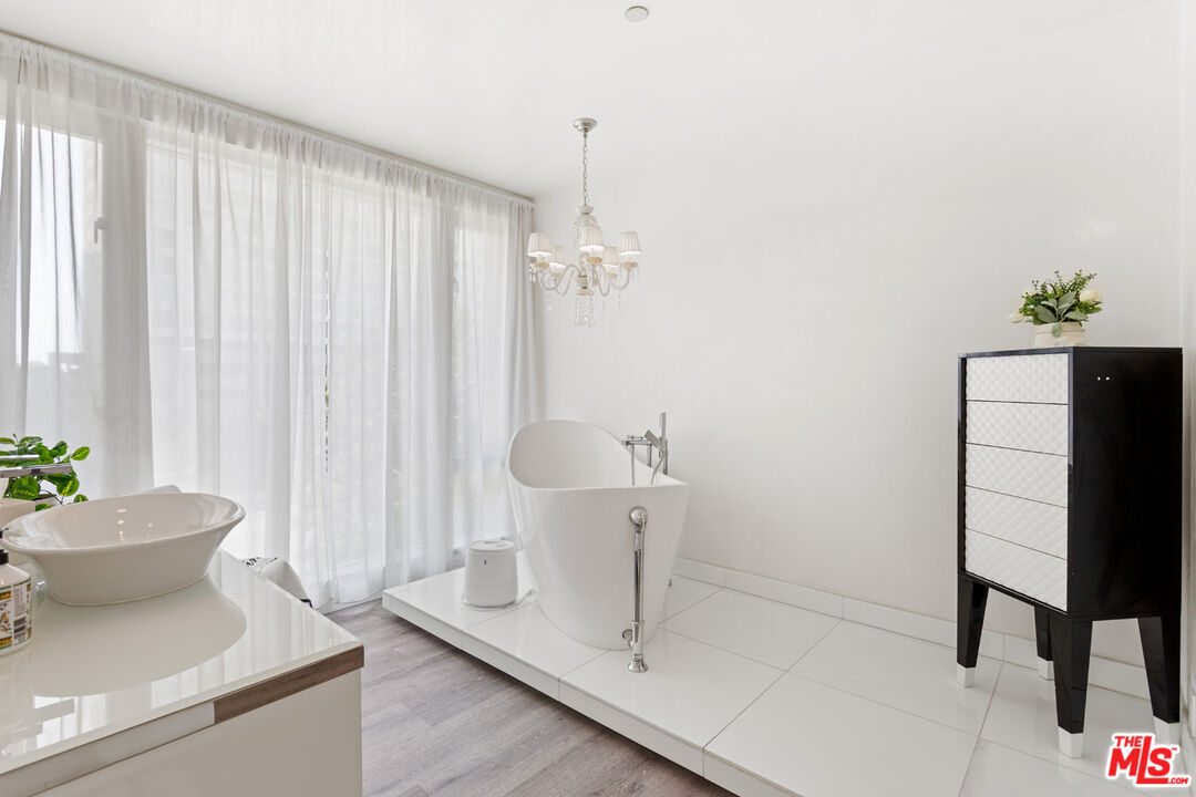 10727 Wilshire Blvd Unit: 301