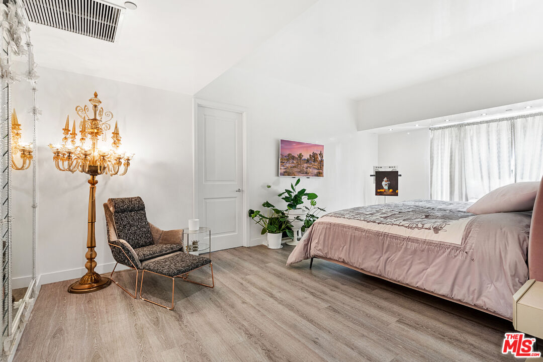 10727 Wilshire Blvd Unit: 301
