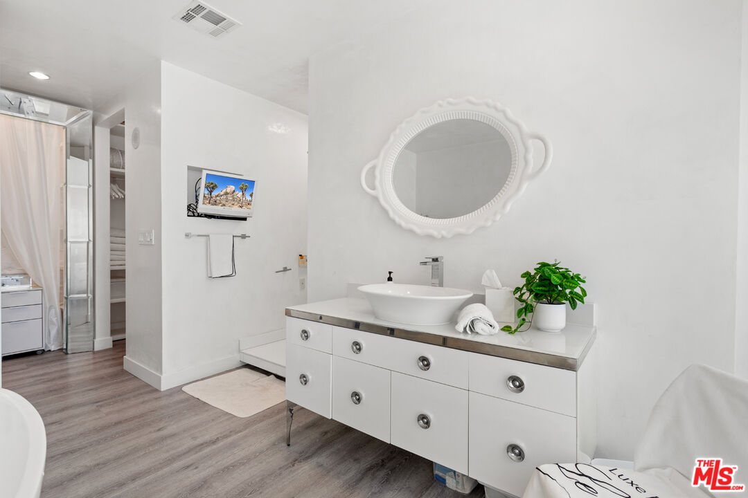 10727 Wilshire Blvd Unit: 301
