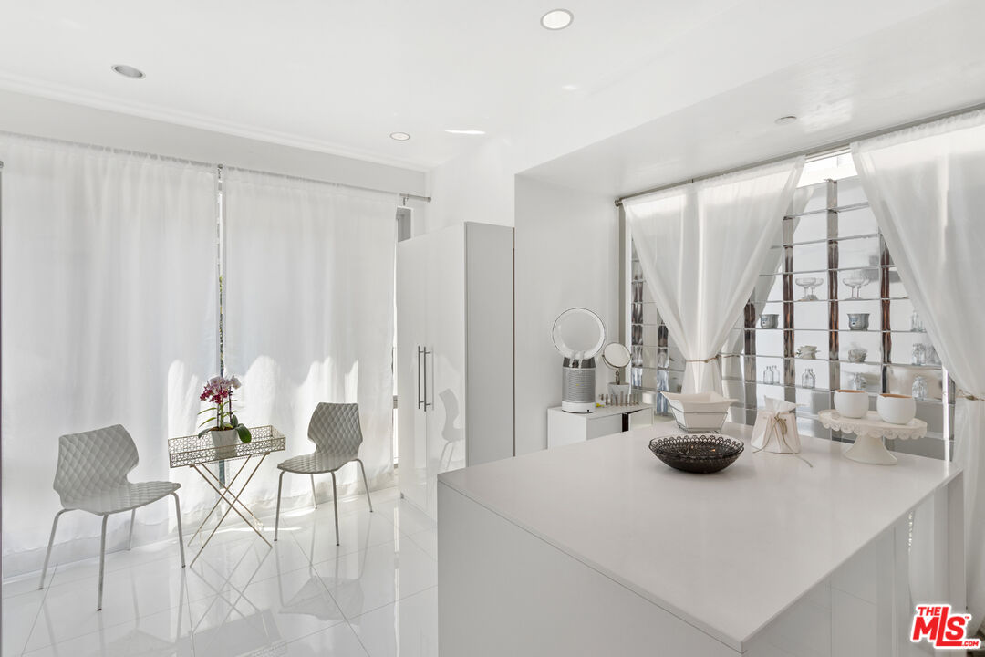 10727 Wilshire Blvd Unit: 301