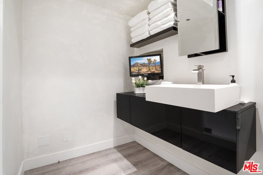 10727 Wilshire Blvd Unit: 301