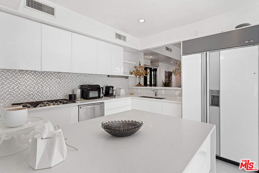 10727 Wilshire Blvd Unit: 301