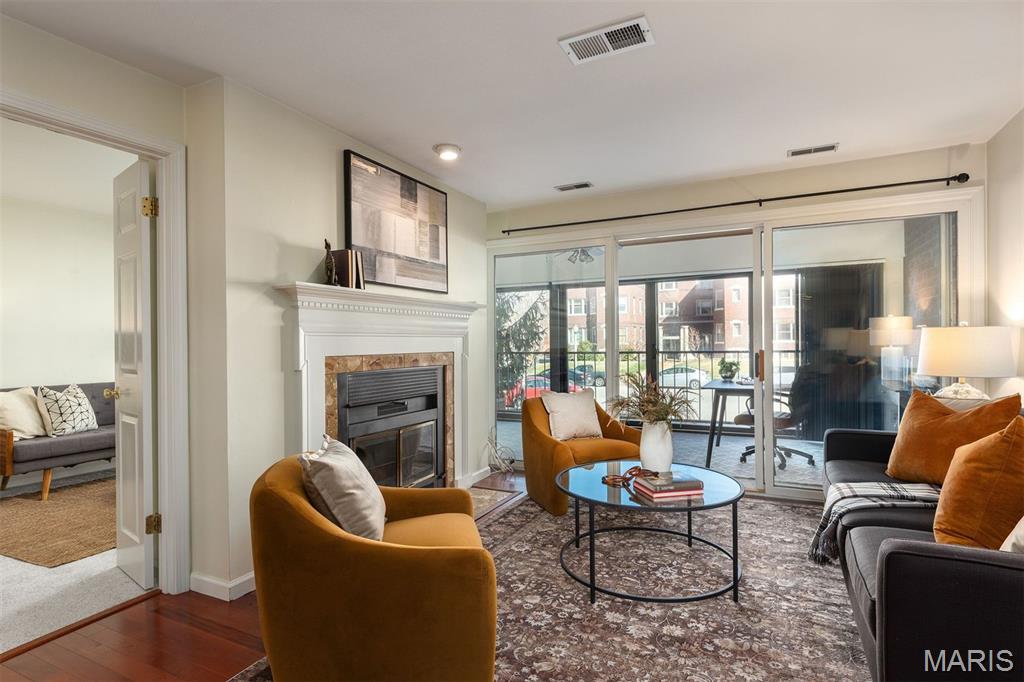 4554 Laclede Avenue Unit: 107