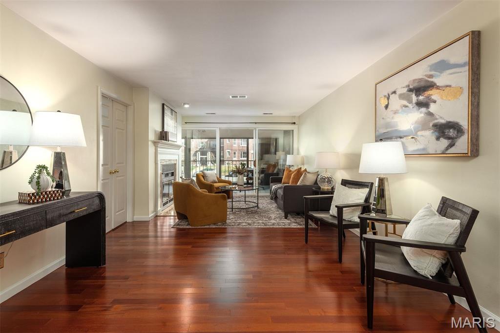 4554 Laclede Avenue Unit: 107