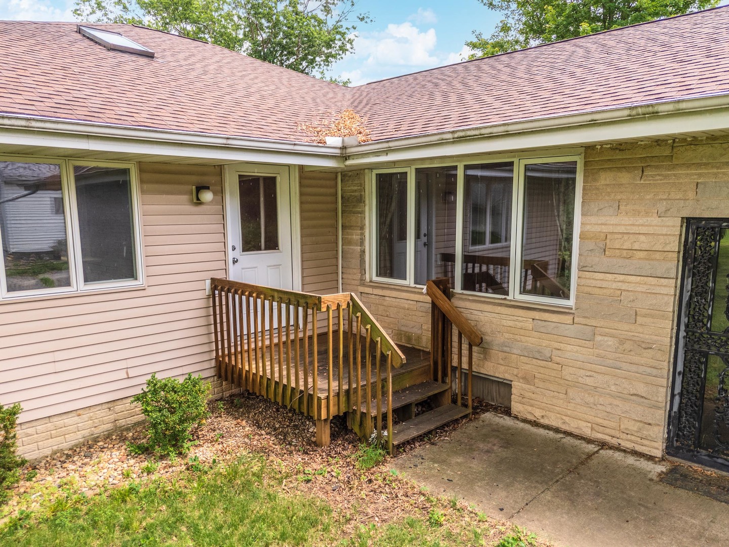 102 E Lincoln Street