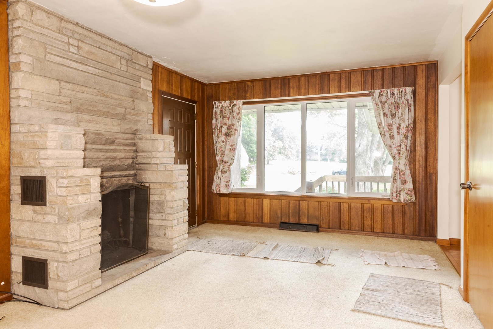 102 E Lincoln Street