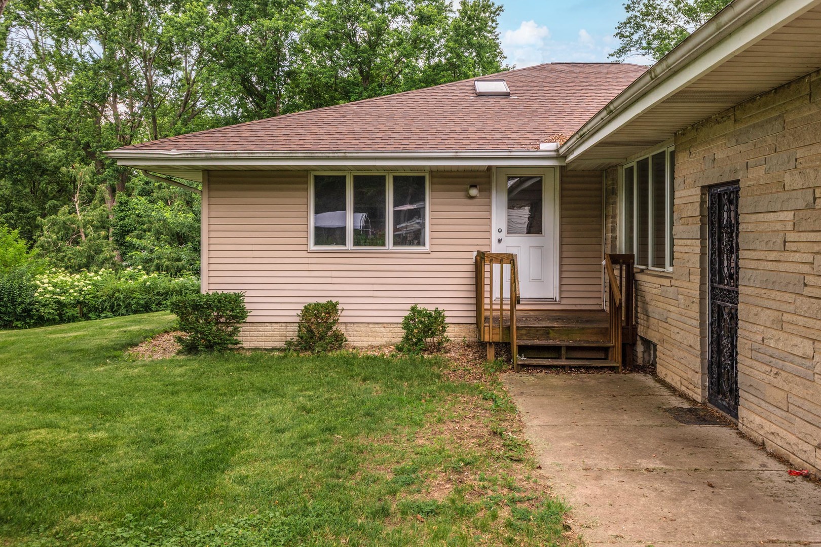 102 E Lincoln Street