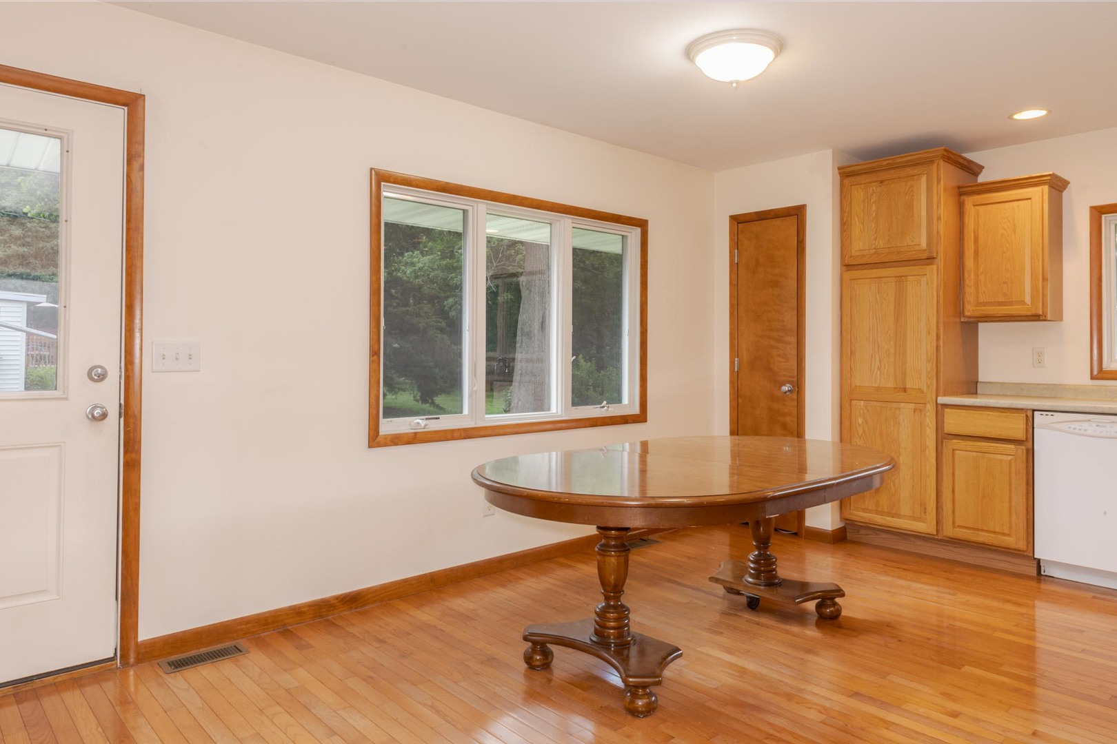 102 E Lincoln Street