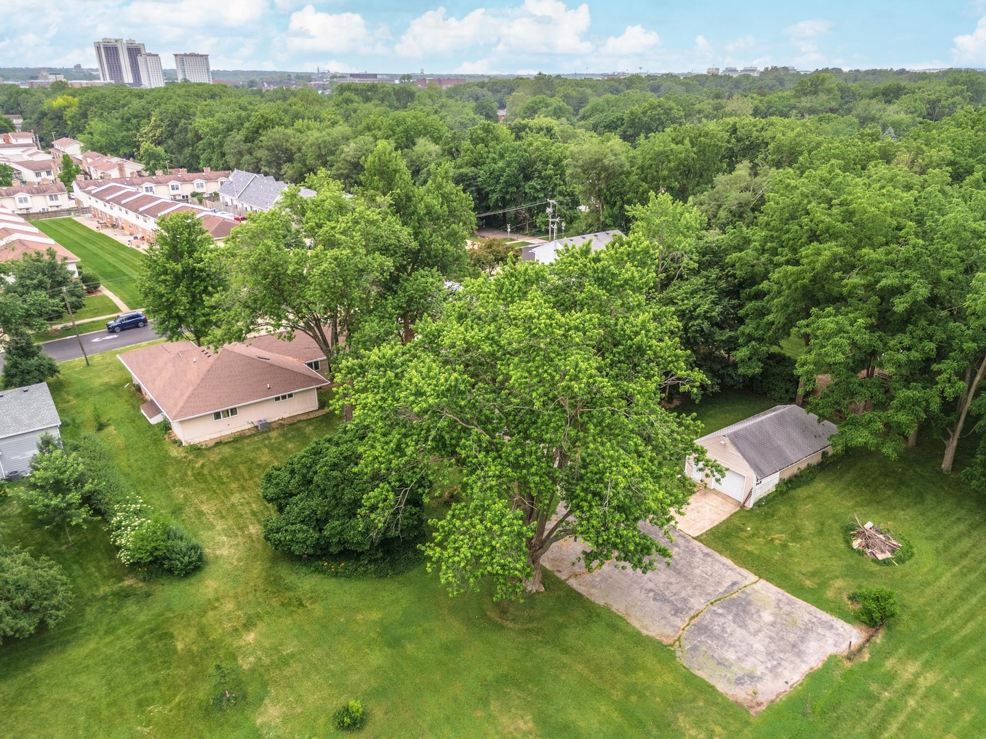 102 E Lincoln Street