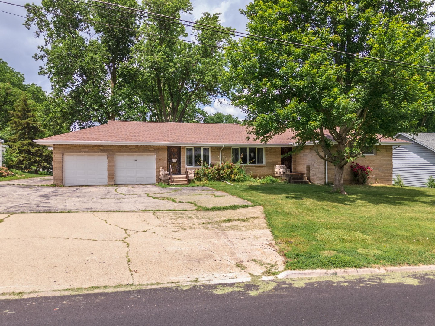 102 E Lincoln Street