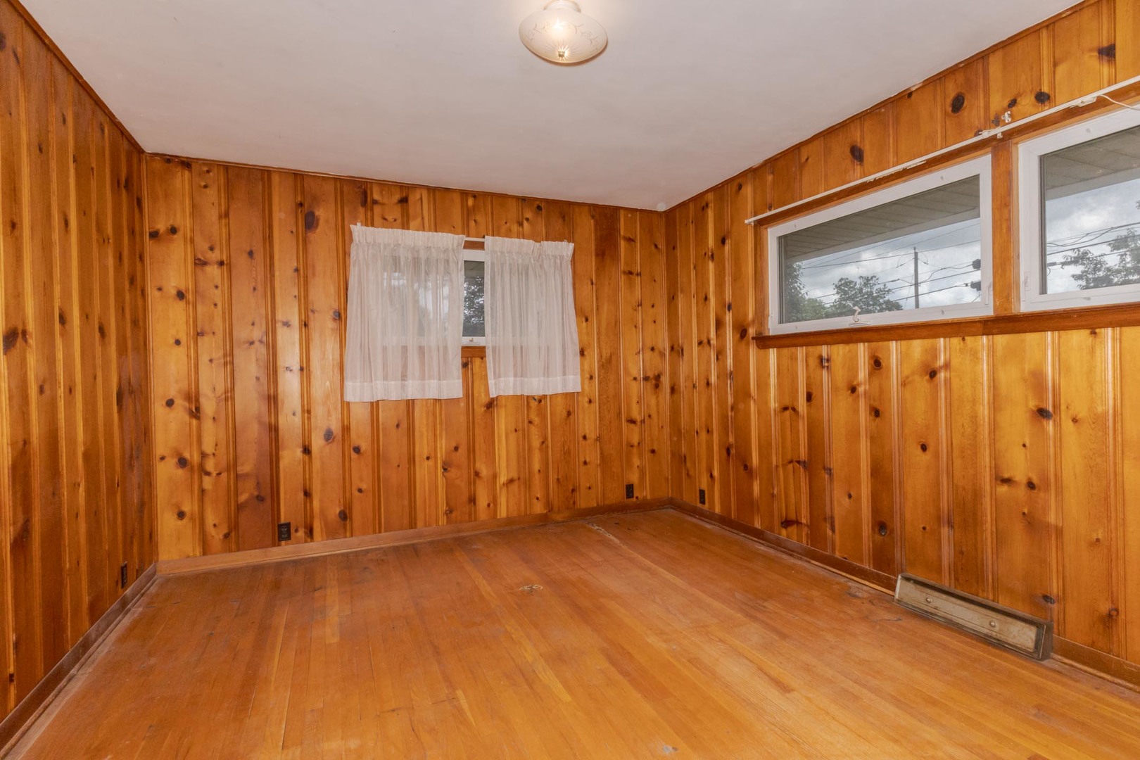 102 E Lincoln Street