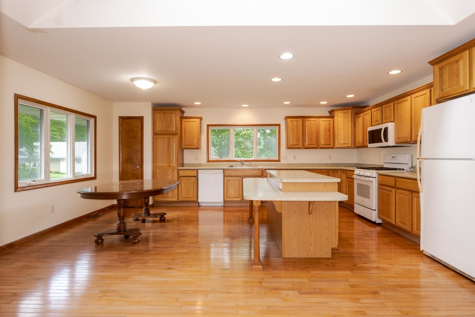 102 E Lincoln Street