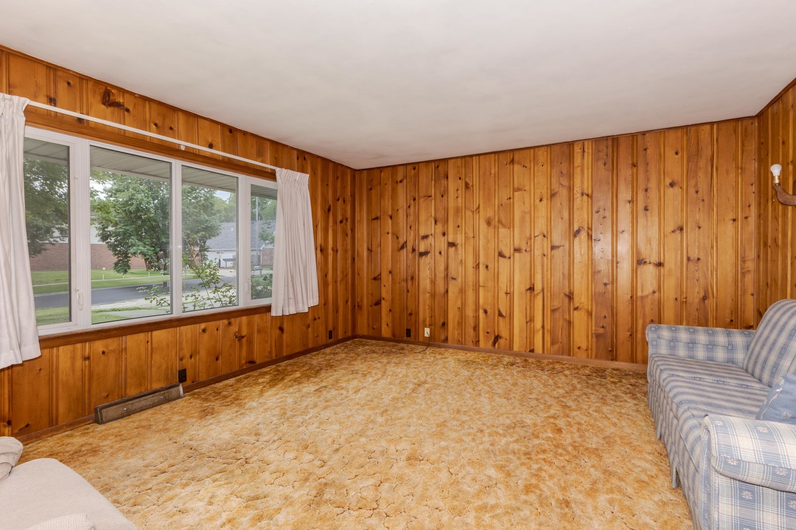 102 E Lincoln Street